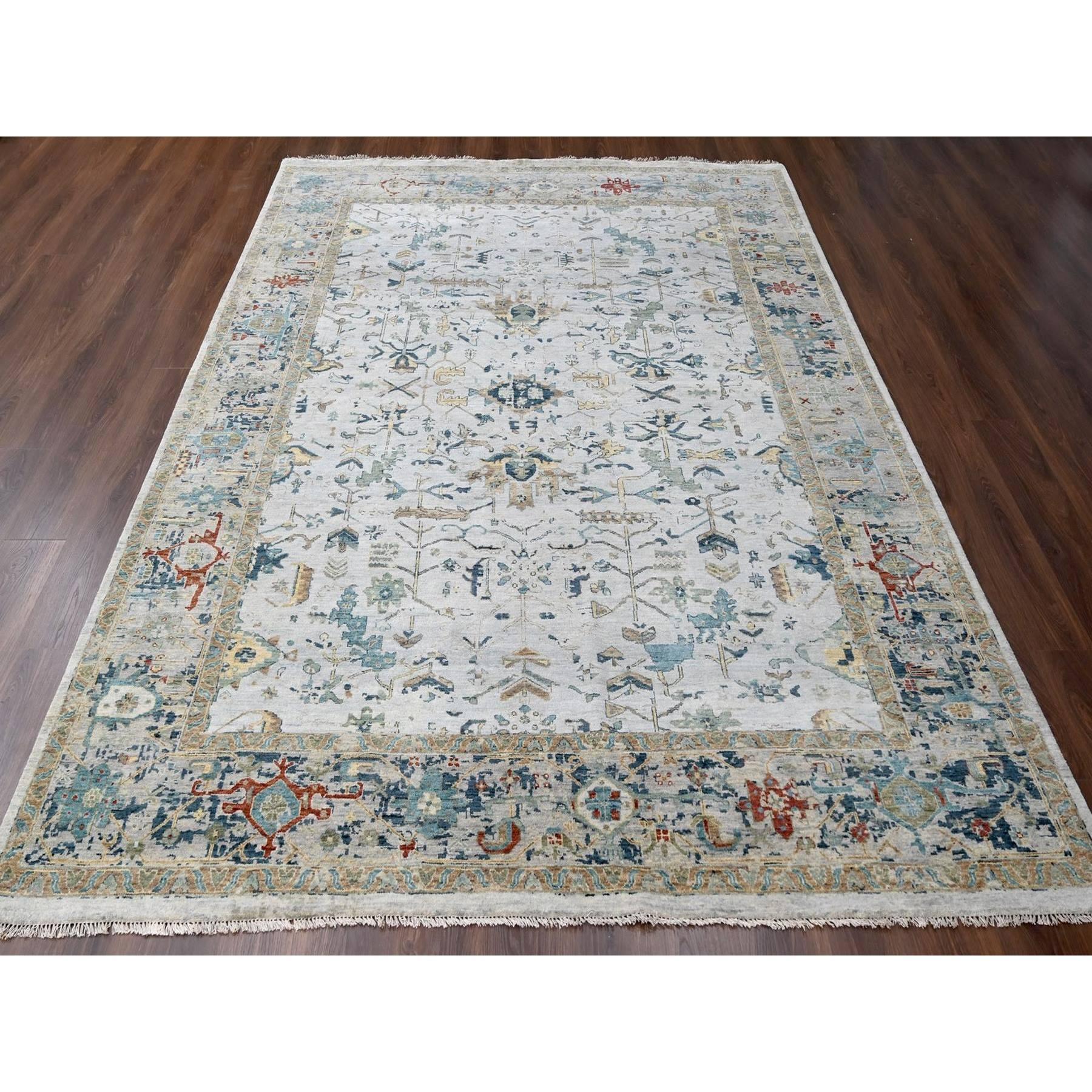 Grigio pastello, disegno persiano Heriz rotto e cancellato con una tavolozza di colori tenui, trama fitta, annodato a mano, pura lana, Tappeto orientale
Materiali primari: Lana
Lattice: No Pile 
altezza: 0,25 pollici
Stile: Di transizione
Colore