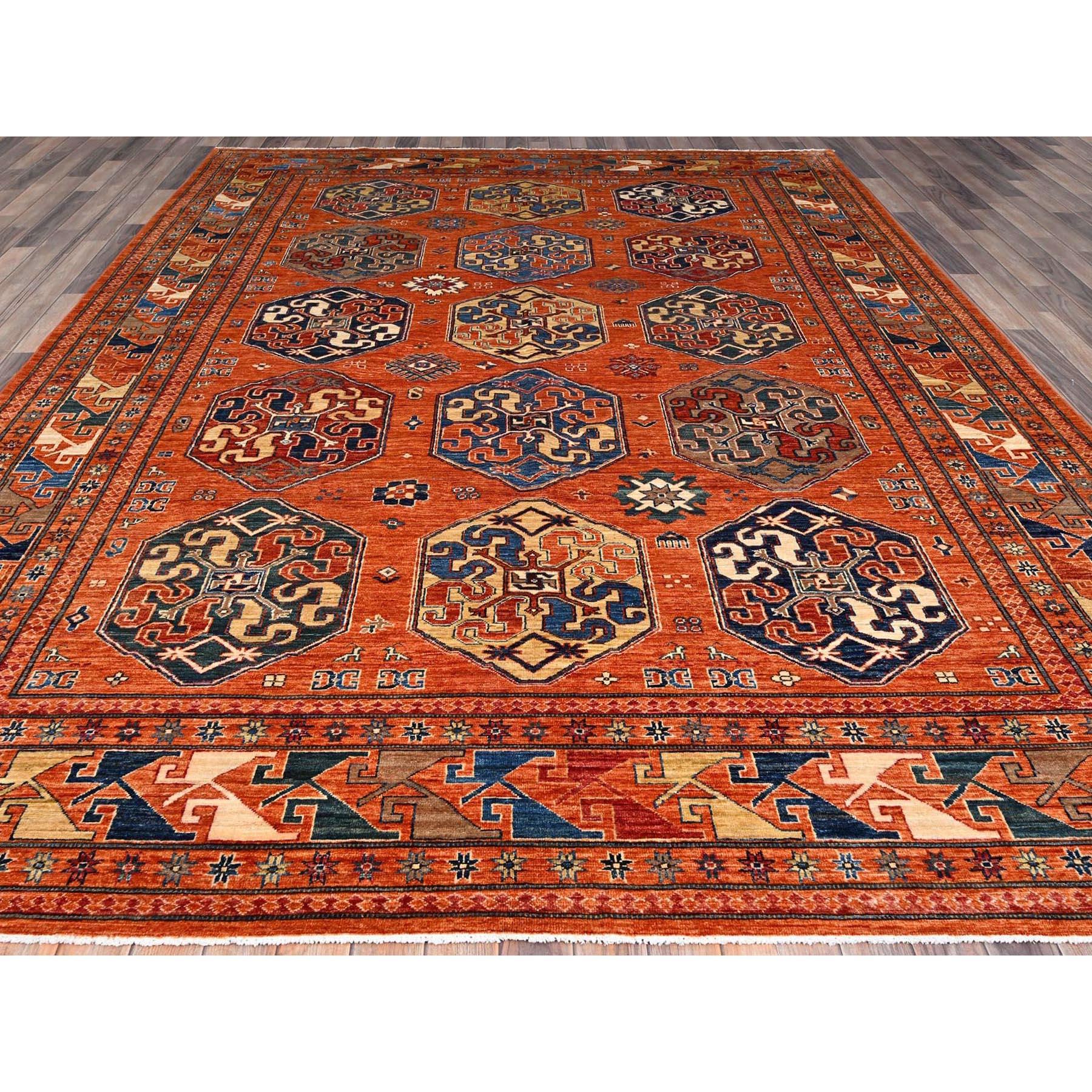 Il s'agit d'un véritable tapis d'Orient Afghan Super Kazak, noué à la main, en pure laine. Il a été noué pendant des mois et des mois selon des techniques de tissage séculaires par des artisans experts.
Matières premières : Laine
Latex : Pas de