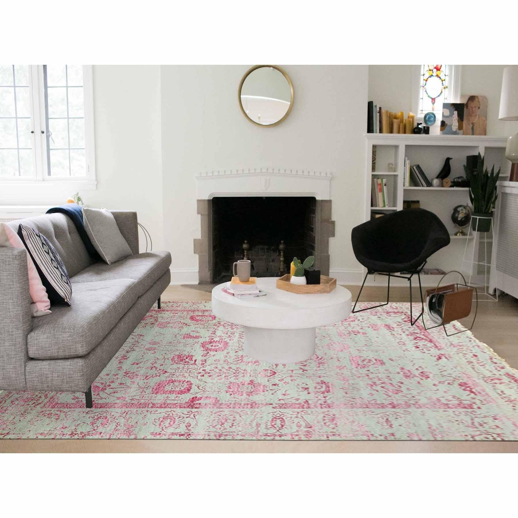 Se trata de una auténtica alfombra oriental, única en su género, de color beige y rosa, con diseño borrado, de lana y seda, anudada a mano. Ha sido anudada durante meses y meses con técnicas artesanales de tejido centenarias por expertos