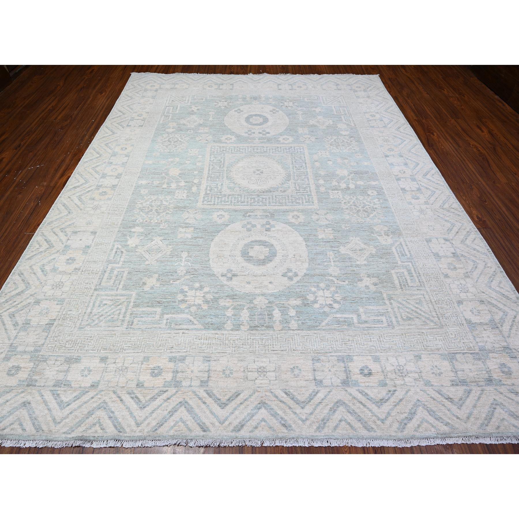 Steinblau, ausgewaschener Peshawar mit Khotan-Design, handgeknüpft, natürliche Farbstoffe, reine Wolle, Orientteppich
Primäre MATERIALIEN: Wolle
Latex: Kein Flor 
Höhe: 0,25 Zoll
Stil: Traditionell
Grundfarbe: Blau
Sekundäre Farben: Beige
Muster: