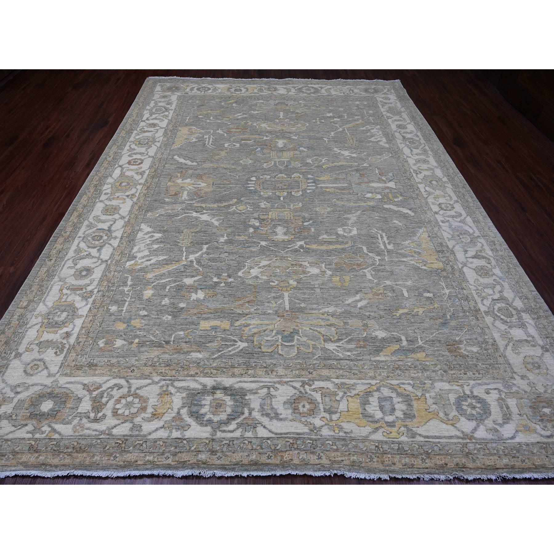 Nevada Grau mit einem Hauch von Gold, Peshawar mit All Over Heriz Design, Natürliche Farbstoffe, Handgeknüpft, Reine Wolle, Orientteppich
Primäre MATERIALIEN: Wolle
Latex: Kein Flor 
Höhe: 0,25 Zoll
Stil: Traditionell
Grundfarbe: Grau
Sekundäre