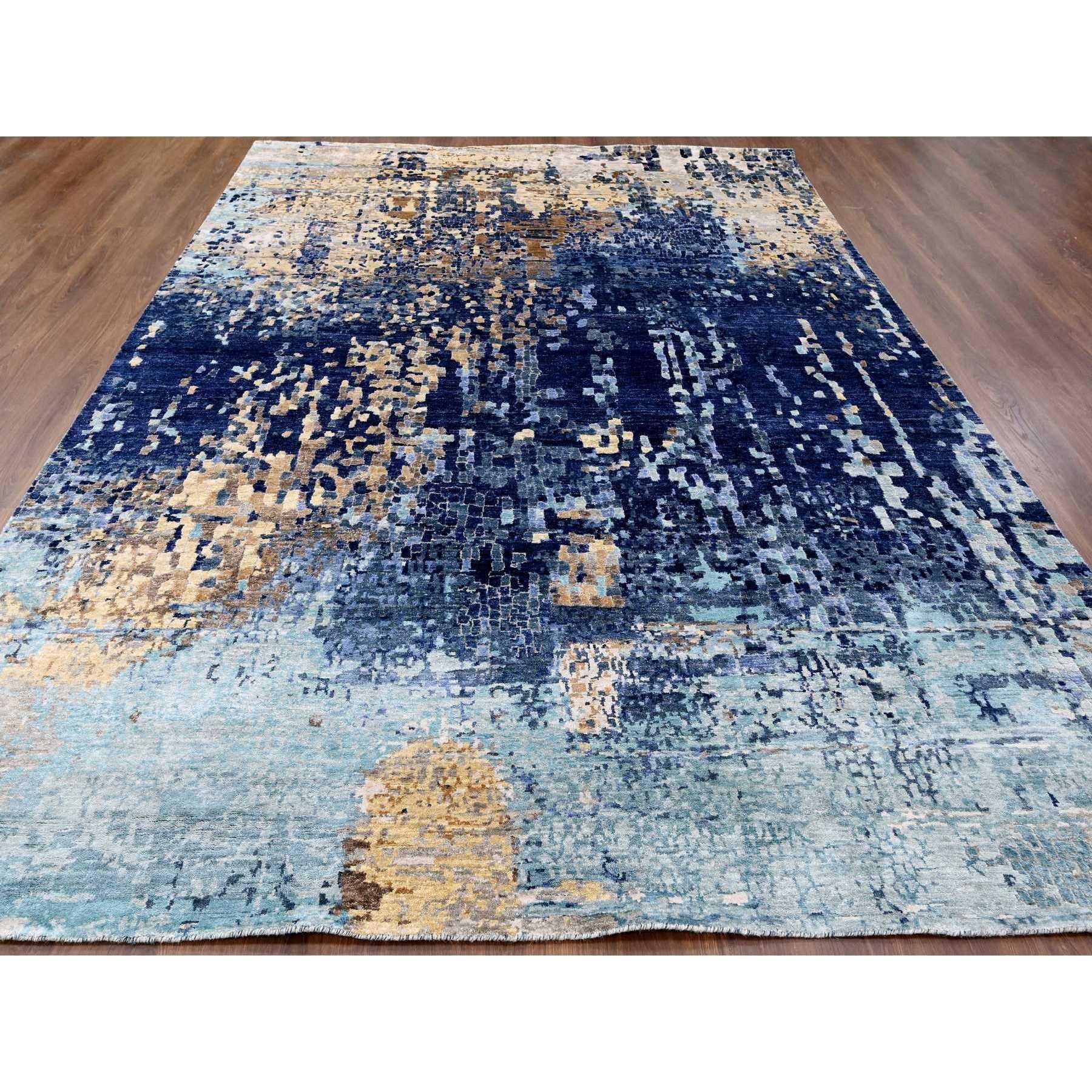 Blu Egeo, moderno disegno a mosaico con mix di oro, annodato a mano, nodo persiano, trama più fitta, lana e seta, tappeto orientale
Materiali primari: Lana e seta
Lattice: No Pile 
altezza: 0,25 pollici
Stile: Contemporaneo
Colore primario: