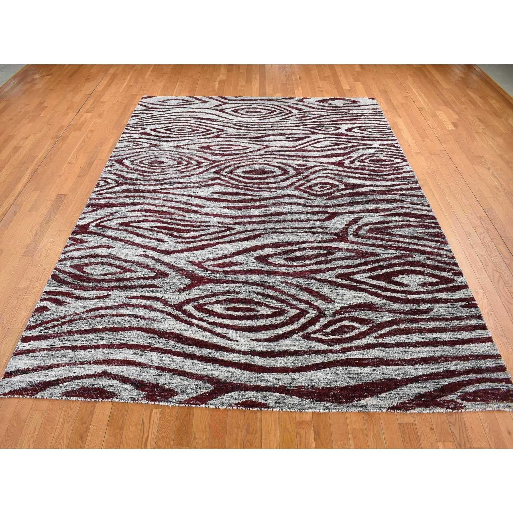 Rojo Bermellón, Seda Artificial Gruesa, Motivo Repetitivo Moderno de Corteza de Árbol de Colores con Abrash, Pelo Recortado, Anudada a Mano, Alfombra Oriental
Materiales primarios: Seda Sari
Látex: Sin pelo 
altura: 0,25 Pulgadas
Estilo: