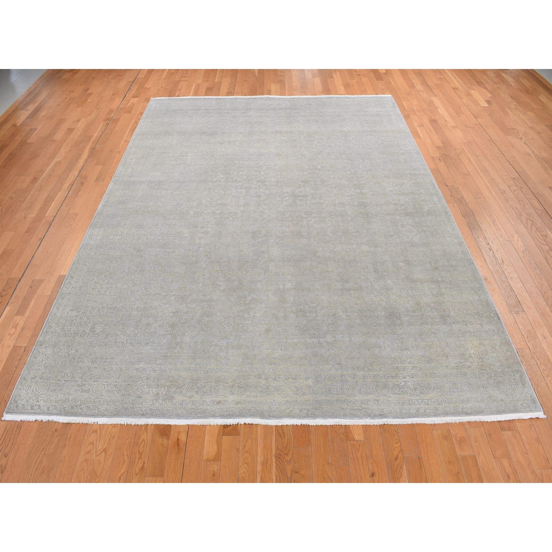 Tappeto orientale grigio, seta con lana testurizzata, tono su tono, annodato a mano
Materiali primari: Lana e seta
Lattice: No Pile 
altezza: 0,25 pollici
Stile: Di transizione
Colore primario: Grigio
Colori secondari: Avorio
Modello: Orientale