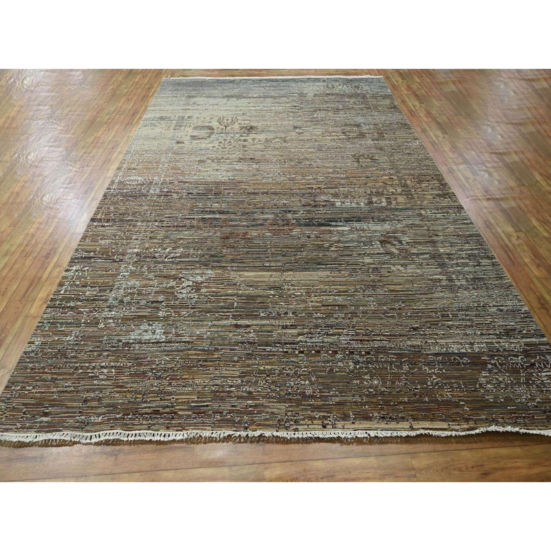 Chipmunk Brown, Erased and Broken Line Design, Wool & Silk, Hand Knotted, Hi and Low, Oriental Rug
Matériaux primaires : Laine et soie
Latex : Pas de poils 
hauteur : 0,25 pouces
Style : Contemporain
Couleur primaire : marron
Couleurs secondaires :