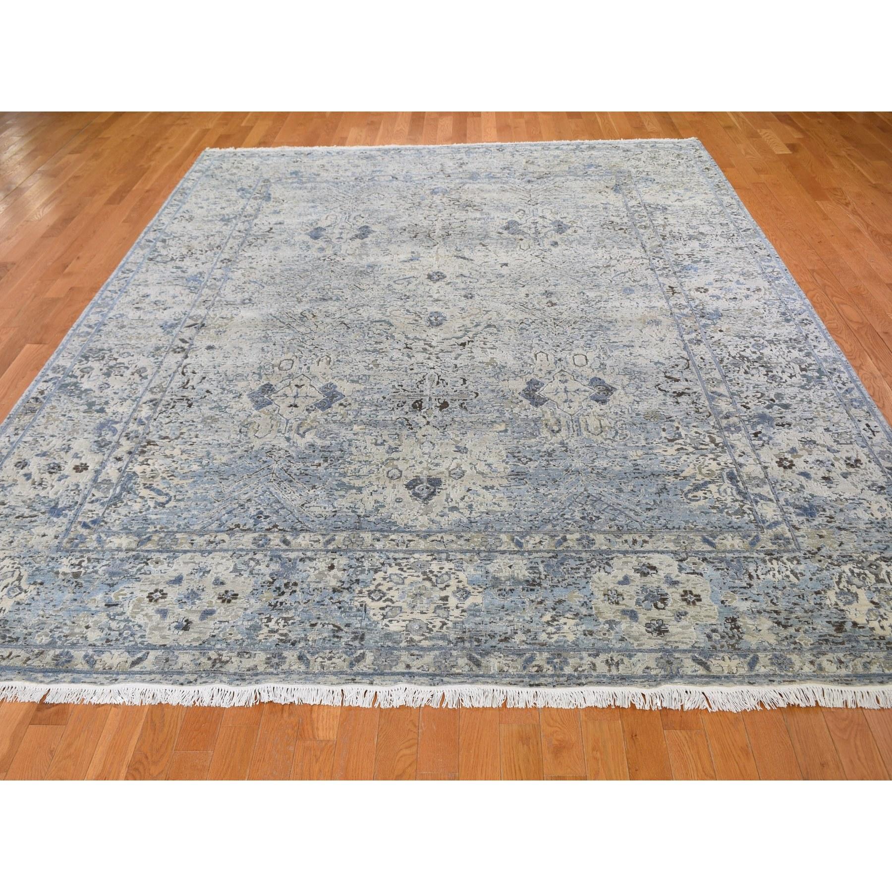 Dies ist ein echter, einzigartiger Distressed Oushak Pure Silk with Textured Wool Hand Knotted Rug. Es wurde monatelang in der jahrhundertealten persischen Webtechnik von erfahrenen Handwerkern geknüpft.
Primäre MATERIALIEN: Wolle & Seide
Latex: