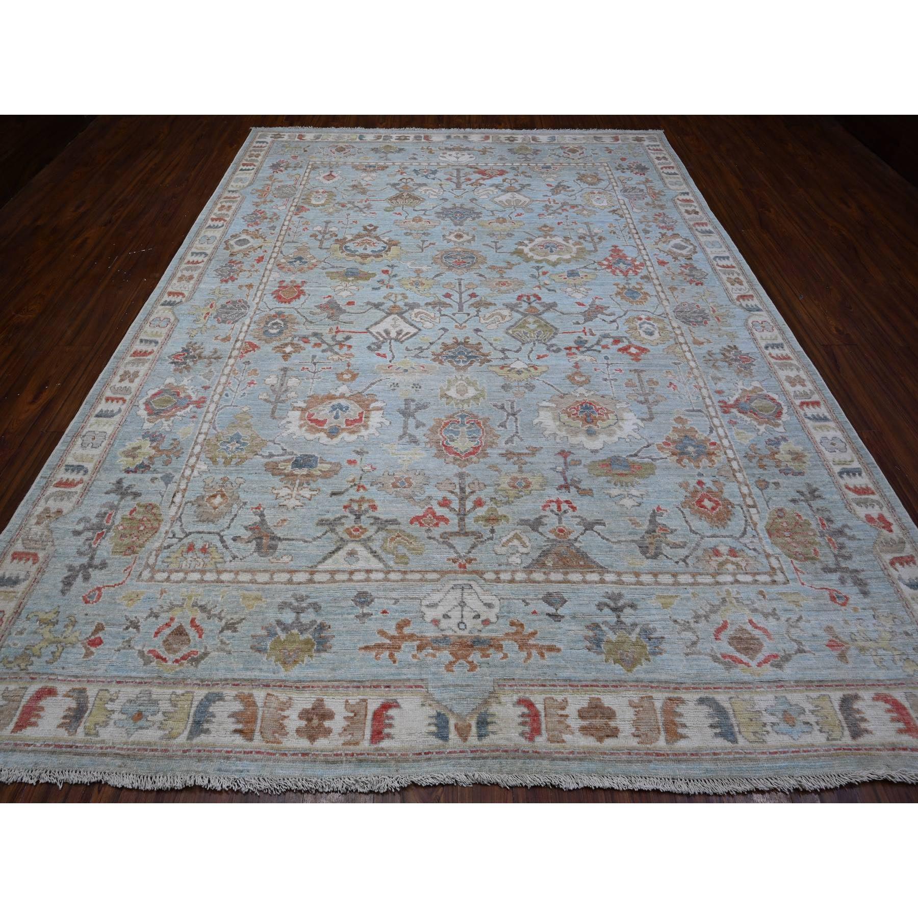 Il s'agit d'un véritable tapis d'Orient Angora Oushak, noué à la main, en pure laine. Il a été noué pendant des mois et des mois selon des techniques de tissage séculaires par des artisans experts.
Matières premières : Laine
Latex : Pas de poils