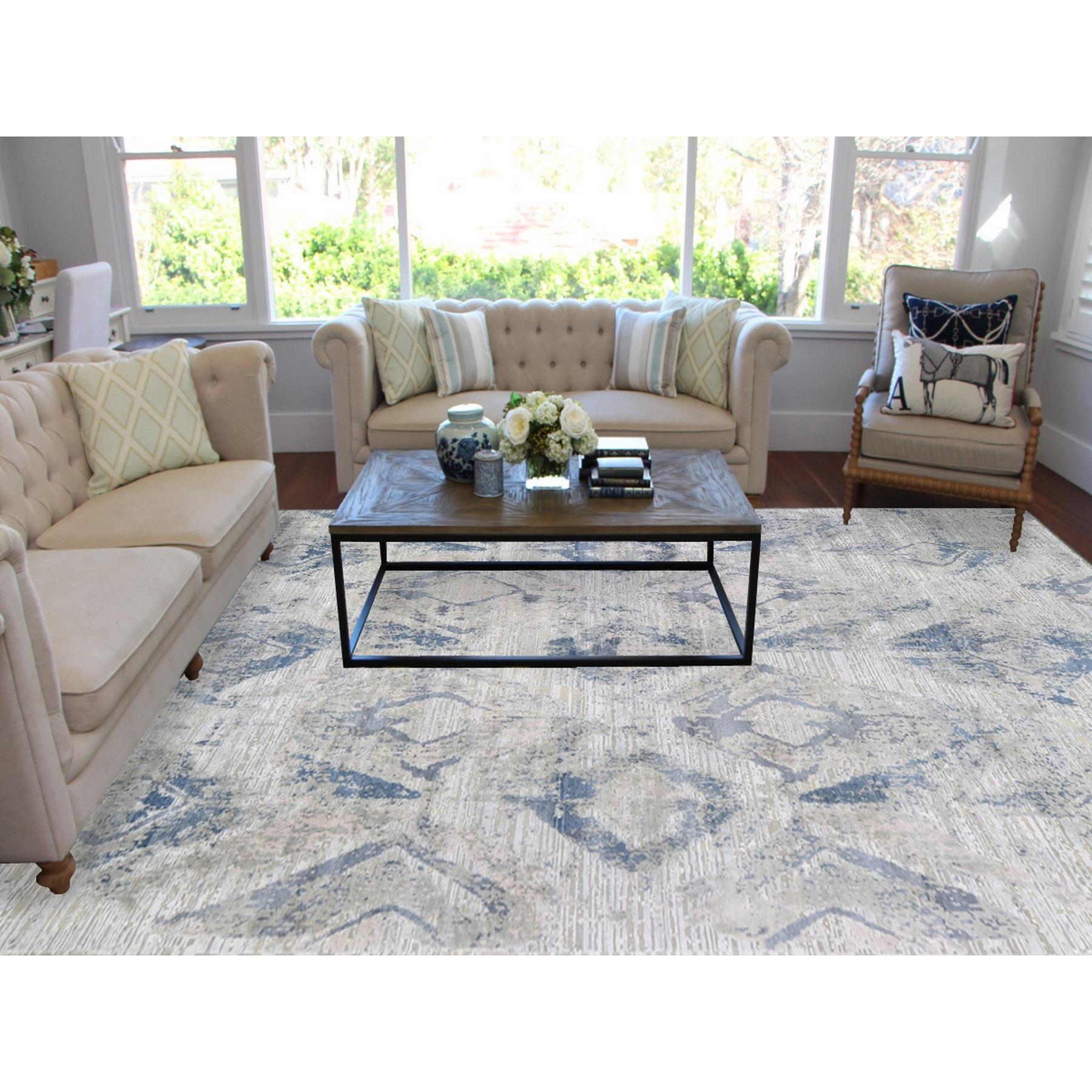 Si tratta di un vero e proprio tappeto unico Ivory Large Elements with Pastels Silk With Textured Wool Modern Rug. È stato annodato per mesi e mesi secondo le secolari tecniche di tessitura persiana da esperti artigiani.
Materiali primari: Lana e