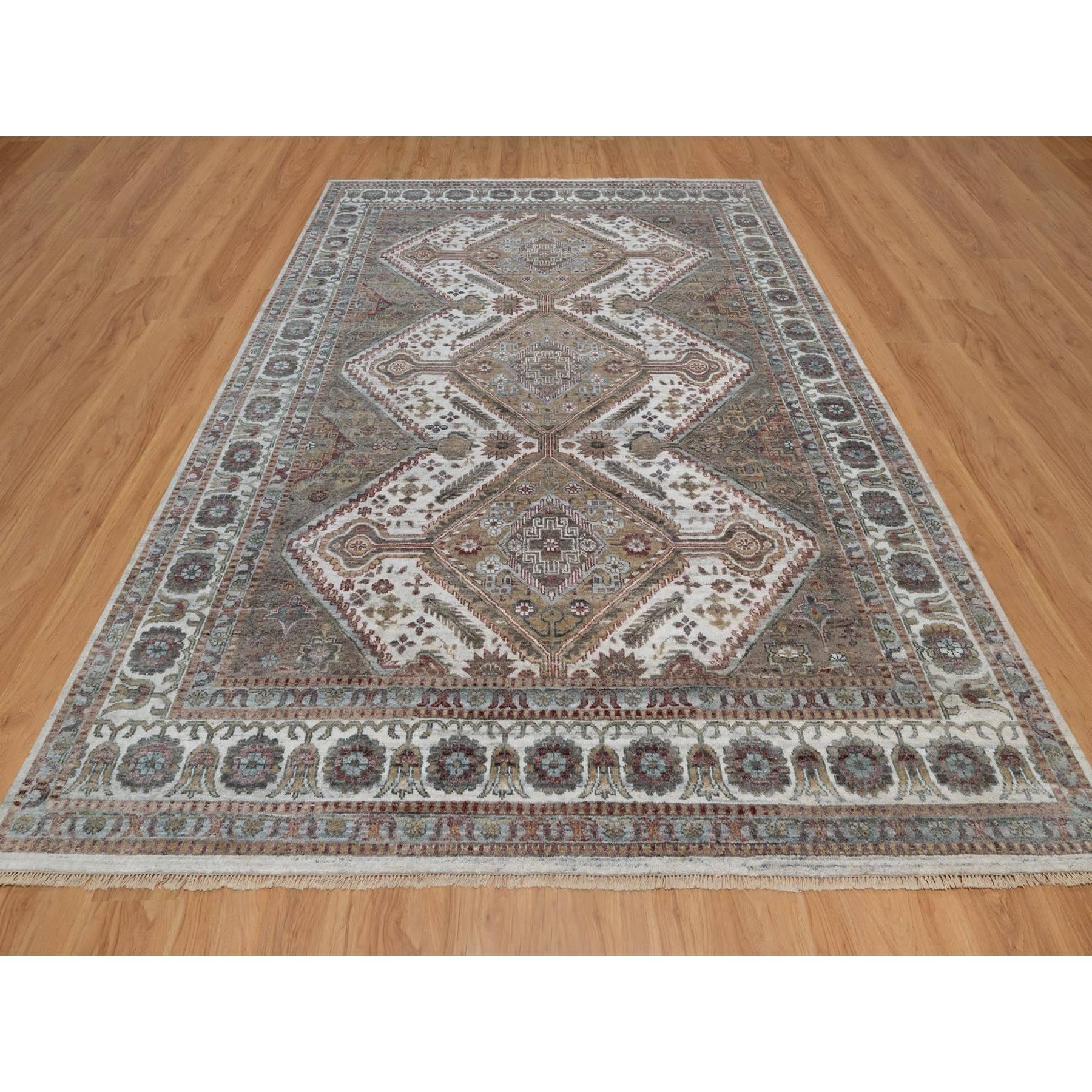 Tappeto orientale Papyrus White, disegno unico del bordo a rosette di fiori, Shiraz reimmaginato, annodato a mano, in lana naturale, spesso e soffice.
Materiali primari: Lana
Lattice: No Pile 
altezza: 0,25 pollici
Stile: Tradizionale
Colore