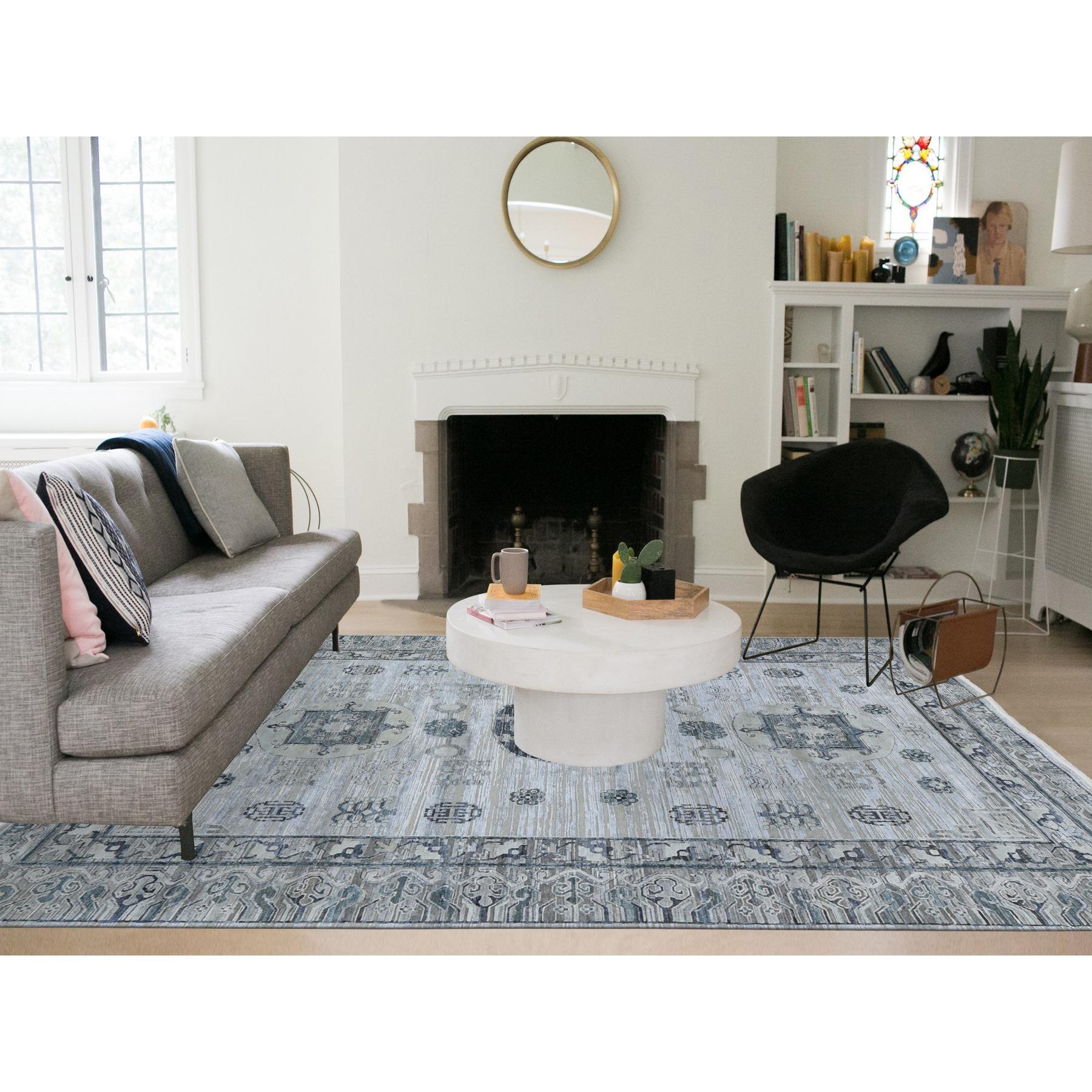 Il s'agit d'un véritable tapis oriental noué à la main, en soie pure et laine texturée, de style Khotan. Il a été tissé pendant des mois et des mois selon les techniques séculaires de l'artisanat persan par des artisans experts.
Matériaux primaires