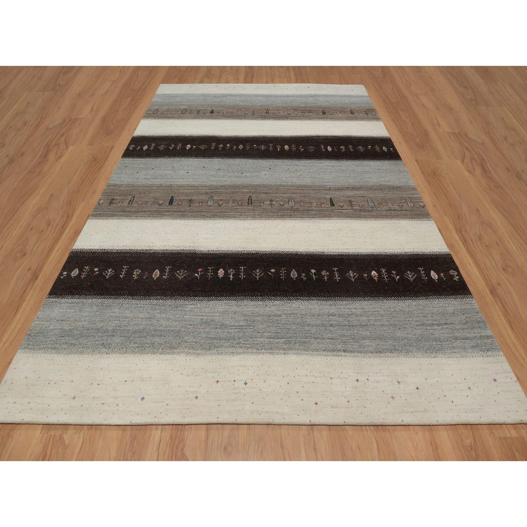 Schwan Weiß, Modern, Lori Buft Gabbeh mit kleinen Baumfiguren, Handgeknüpft, Dick und Plüsch, Reine Wolle, Orientteppich
Primäre MATERIALIEN: Wolle
Latex: Kein Flor 
Höhe: 0,25 Zoll
Stil: AM Contemporary
Grundfarbe: Elfenbein
Sekundäre Farben: