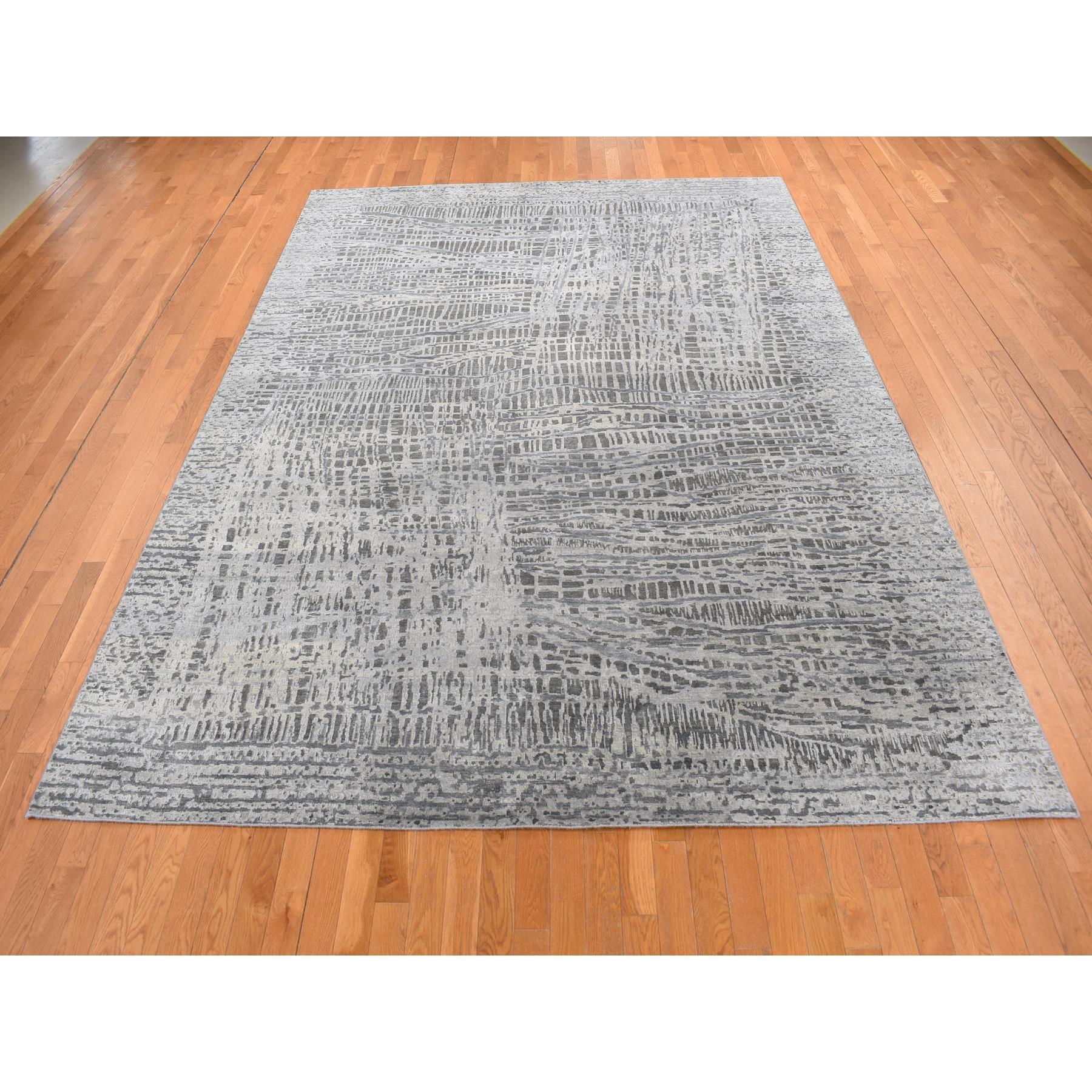 Cloud Gray, THE LOST BRANCHES, Seta con lana strutturata, annodato a mano, Tappeto orientale
Materiali primari: Lana e seta
Lattice: No Pile 
altezza: 0,25 pollici
Stile: Di transizione
Colore primario: Grigio
Colori secondari: Nero
Modello: