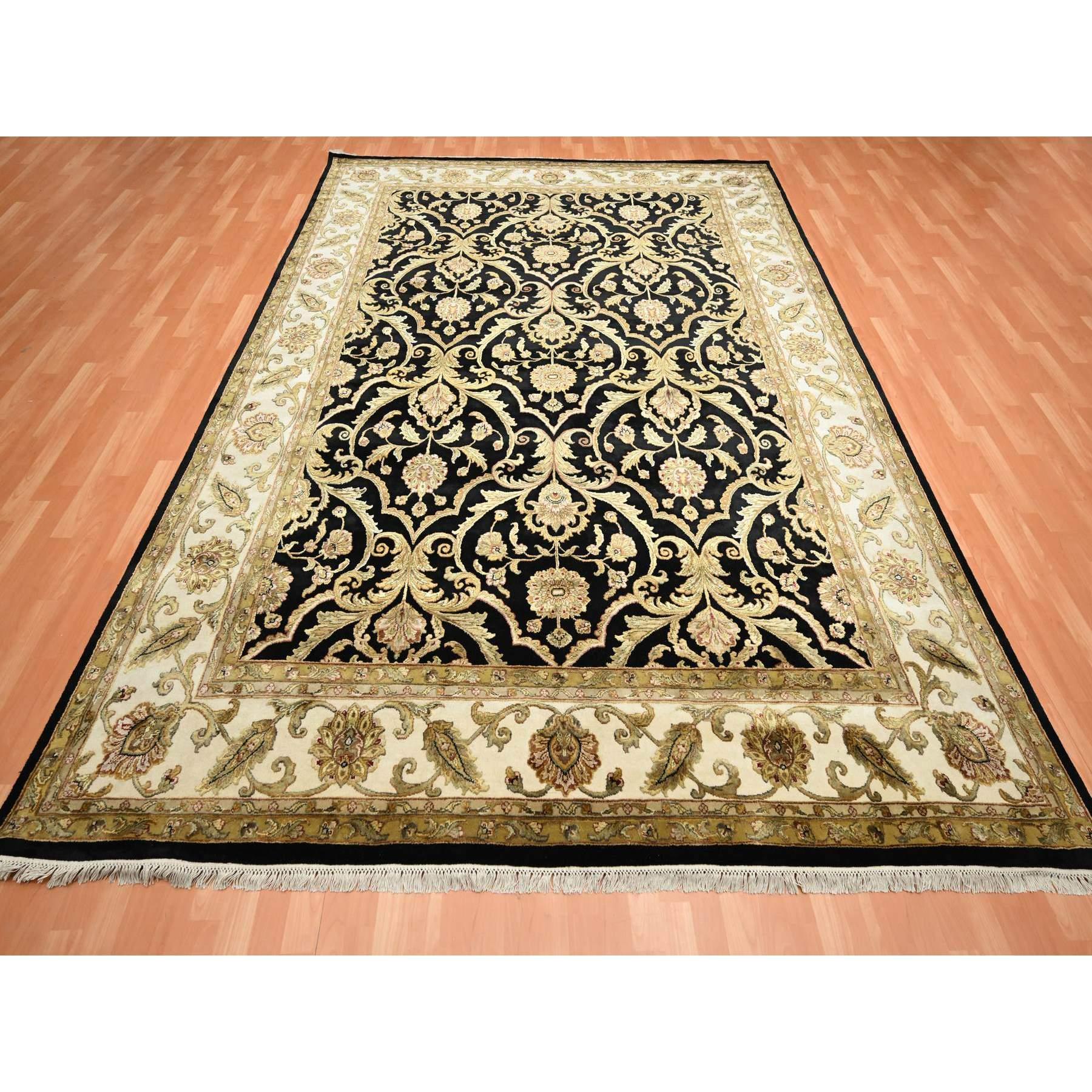Onyx Schwarz, Rajasthan All Over Leaf Design, Dick und Plüsch, Dicht gewebt, Weicher Flor, Wolle und Seide, Handgeknüpft, Orientteppich
Primäre MATERIALIEN: Wolle & Seide
Latex: Kein Flor 
Höhe: 0,25 Zoll
Stil: Traditionell
Grundfarbe: