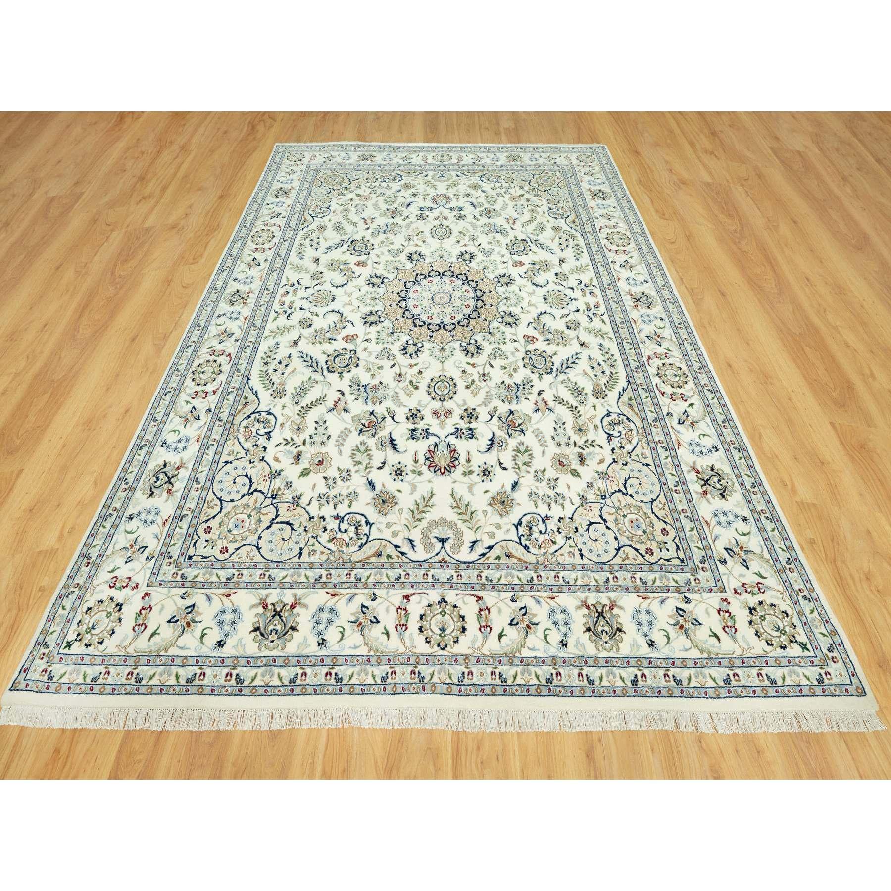 Il s'agit d'un véritable tapis d'Orient, noué à la main, à motif de fleurs de Nain, unique en son genre. Il a été noué pendant des mois et des mois par des artisans selon des techniques de tissage séculaires.
Matières premières : Laine
Latex : Pas