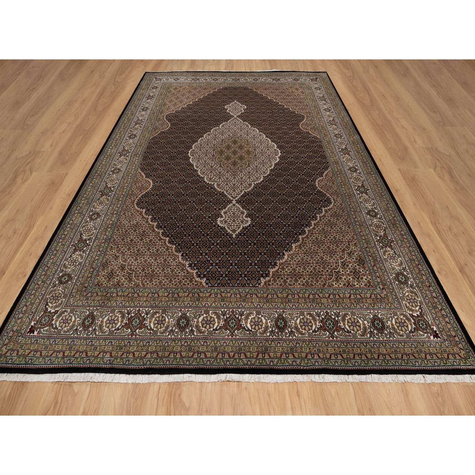 Noir de jais, 175 KPSI, Tabriz Mahi avec motif de médaillon de poisson, 100% laine, noué à la main, tapis oriental
Matières premières : Laine
Latex : Pas de poils 
hauteur : 0,25 pouces
Style : Traditionnel
Couleur primaire : noir
Couleurs