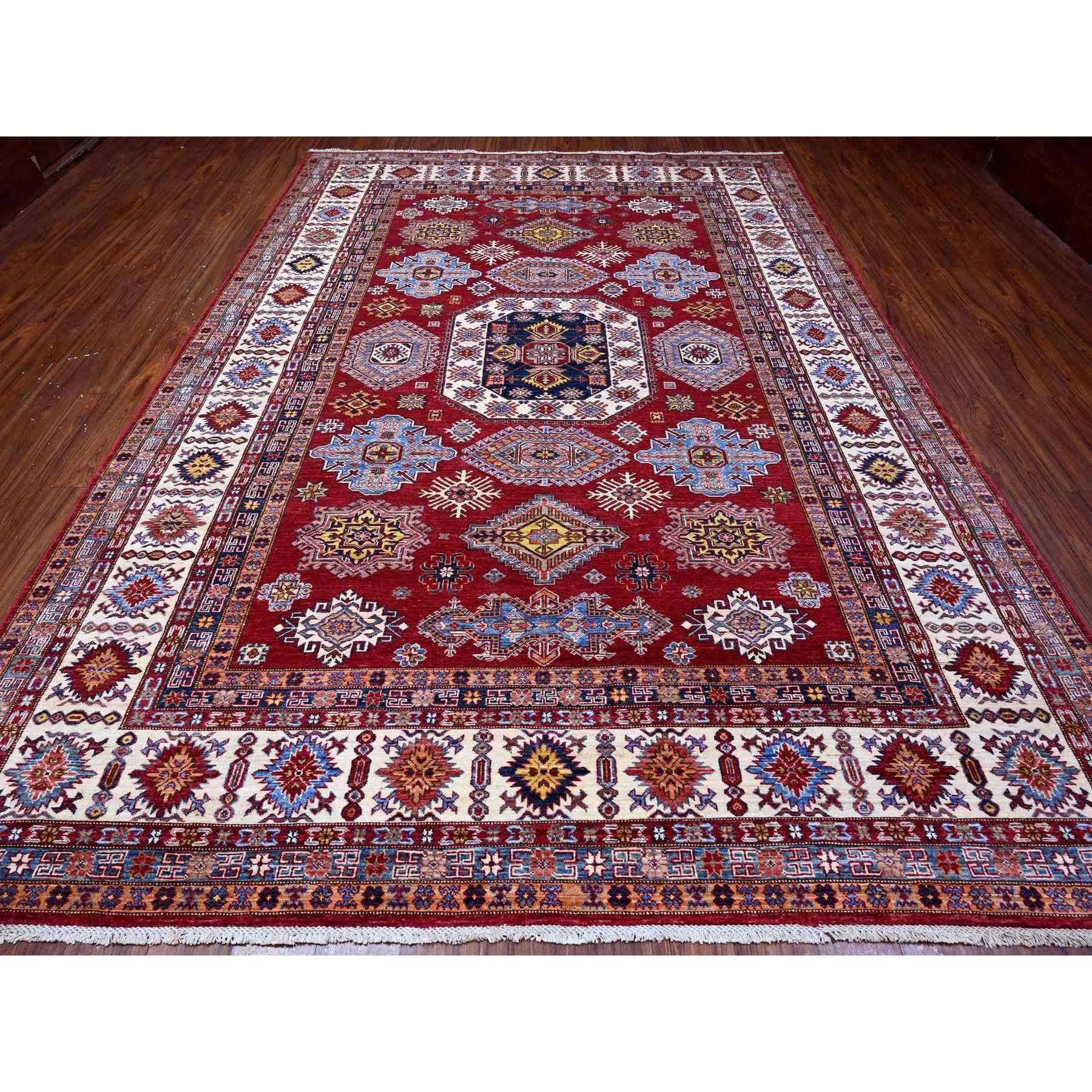 Il s'agit d'un véritable tapis d'Orient Afghan Super Kazak, noué à la main, en pure laine. Il a été noué pendant des mois et des mois selon des techniques de tissage séculaires par des artisans experts.
Matières premières : Laine
Latex : Pas de