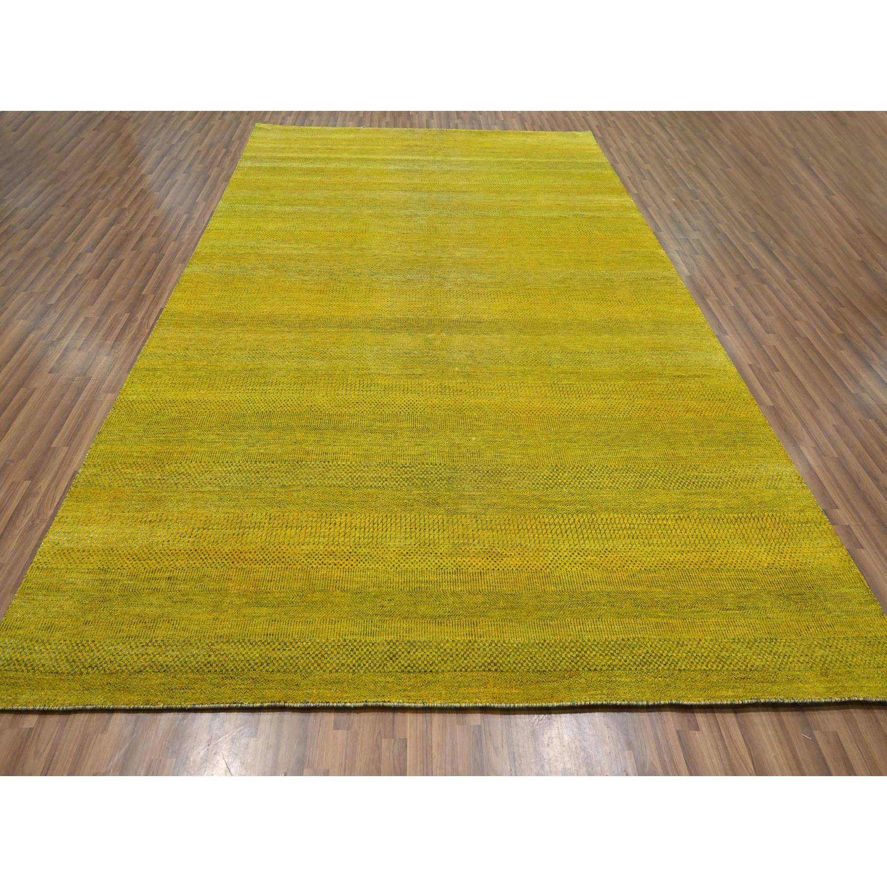 Celylon Yellow, Design Modern Grass, laine et soie, noué à la main, sans bordures, tissage plus dense, ton sur ton, luxuriant et cossu, Tapis d'Orient
Matériaux primaires : Laine et soie
Latex : Pas de poils 
hauteur : 0,25 pouces
Style :