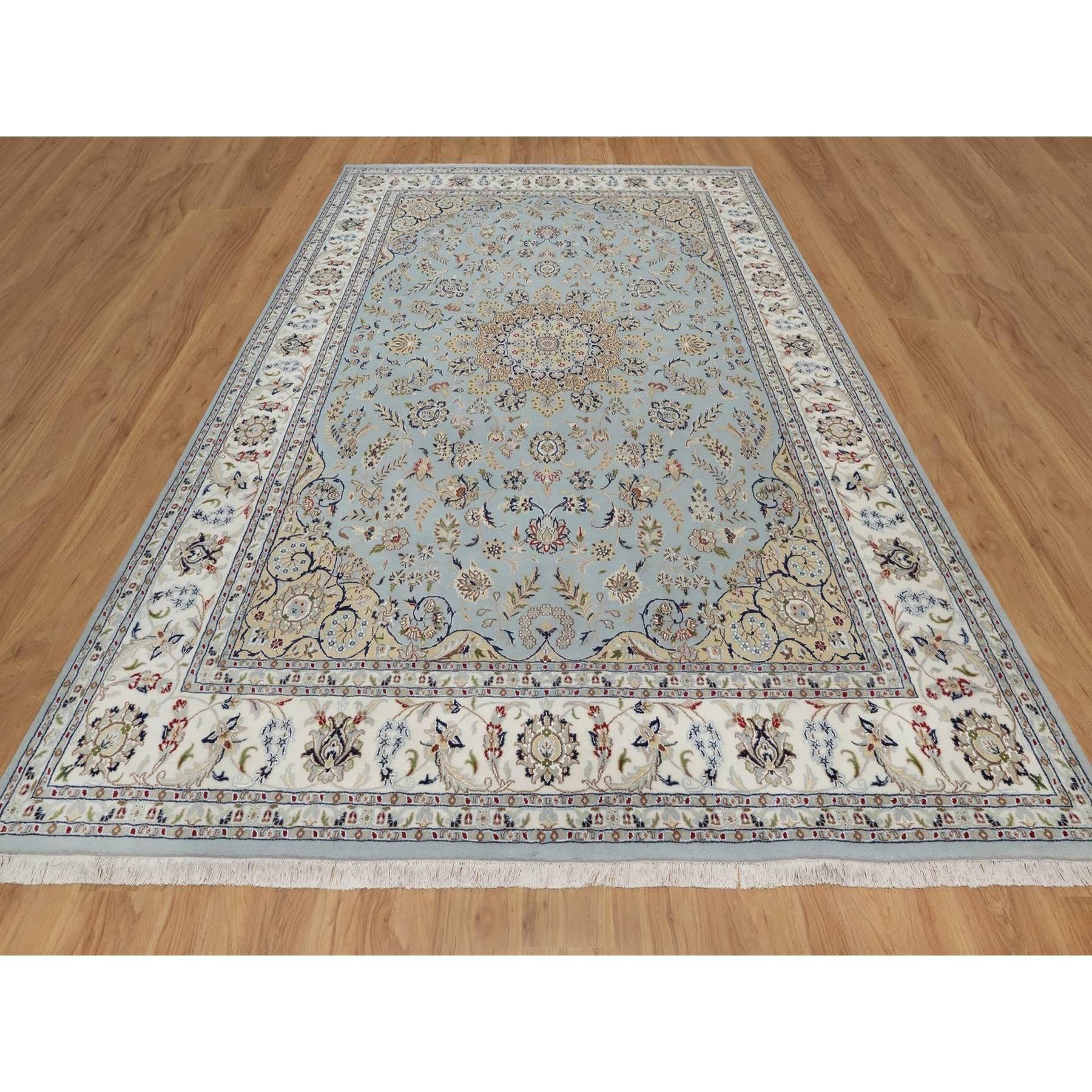 Beau Bleu, Nain avec un design de médaillon de fleurs, 250 KPSI, poil doux, laine et soie, noué à la main, tapis oriental<br /><br />Matériaux primaires : Laine et soieLatex : NonHauteur des poils : 0.25 poucesStyle : TraditionnelCouleur principale