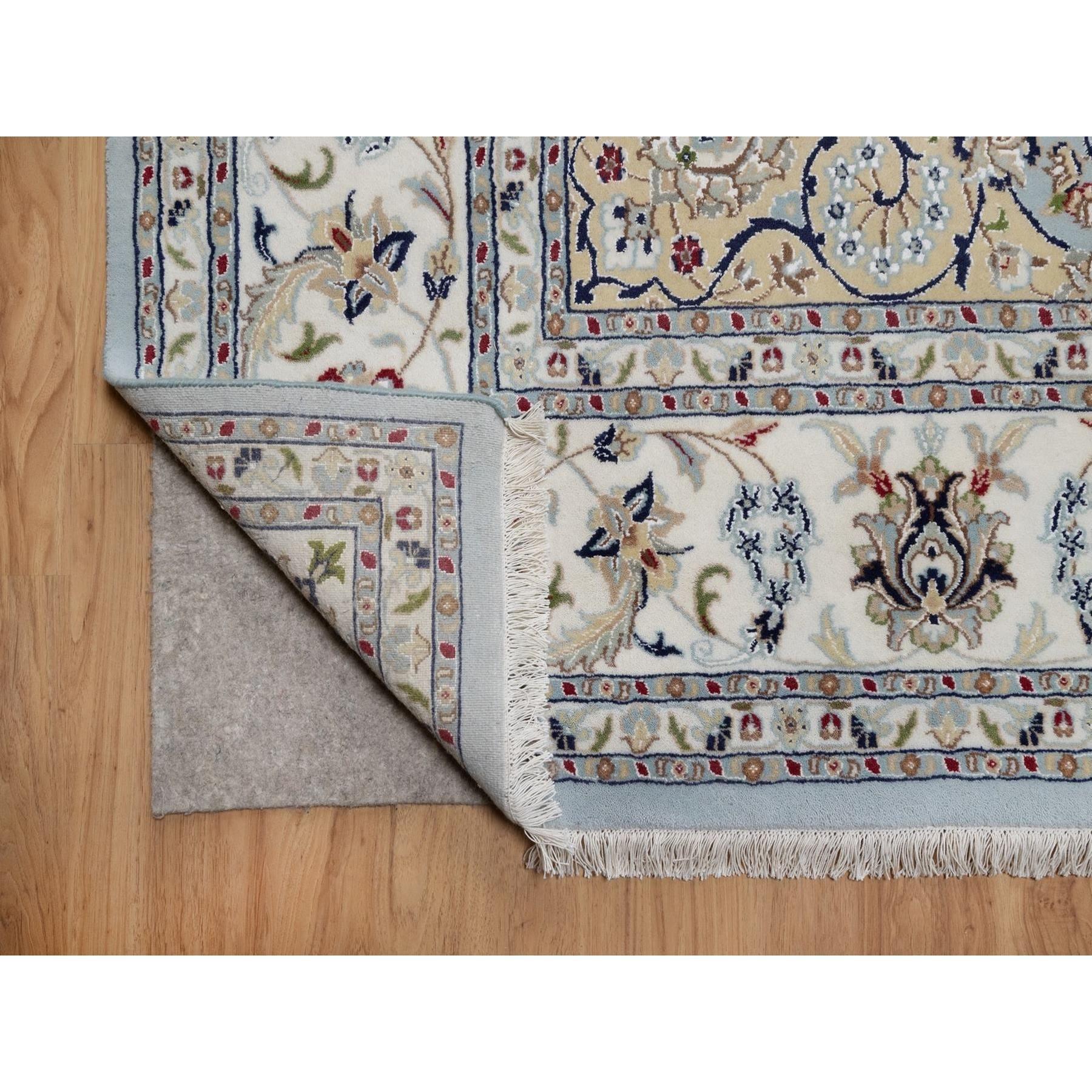 Noué à la main 8'10 