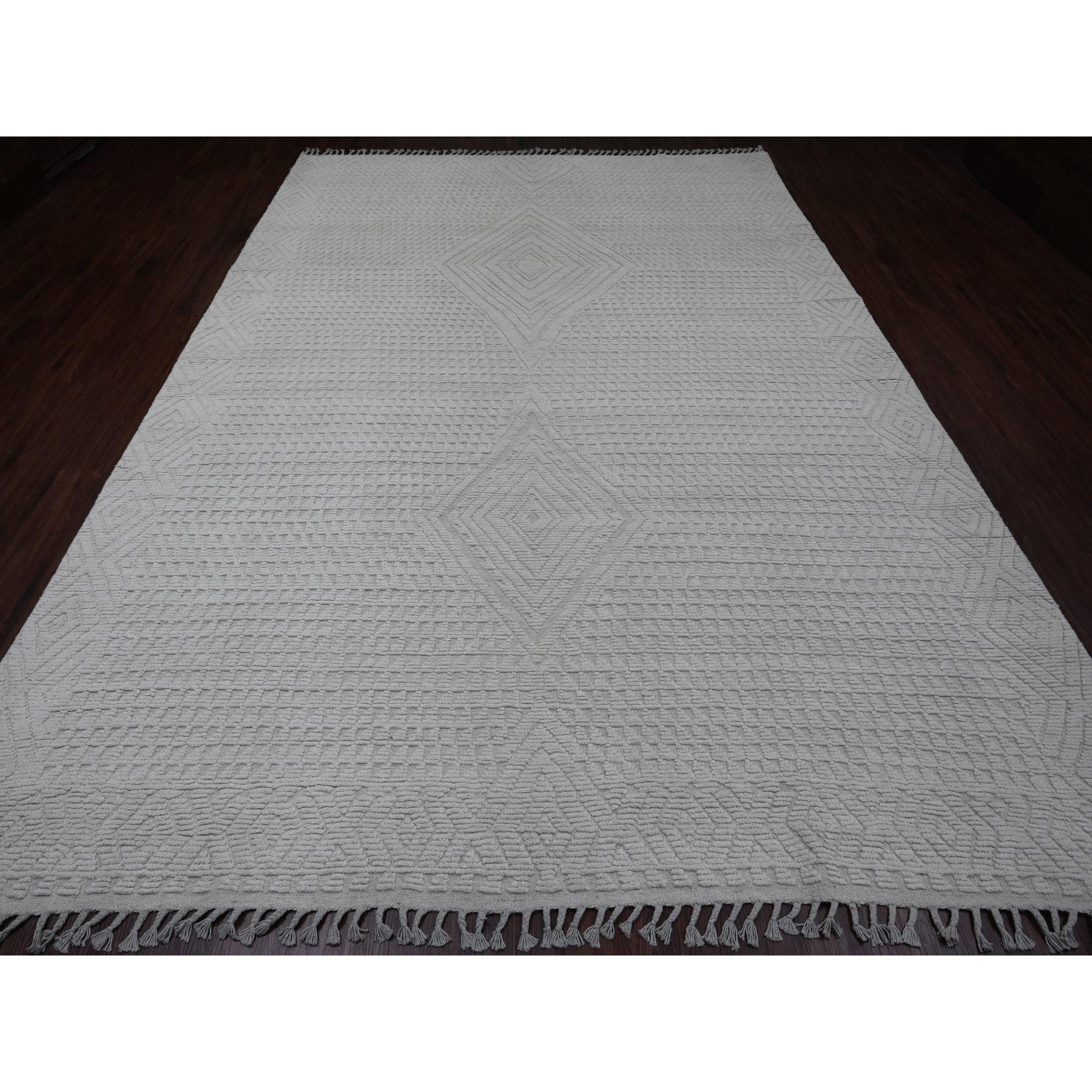 Chiffon Weiß, Marokkanische Webart mit geometrischem Muster, Handgeknüpft, Weiche Wolle, Ton in Ton, Strukturierter Flor, Orientteppich
Primäre MATERIALIEN: Wolle
Latex: Kein Flor 
Höhe: 0,25 Zoll
Stil: Traditionell
Grundfarbe: