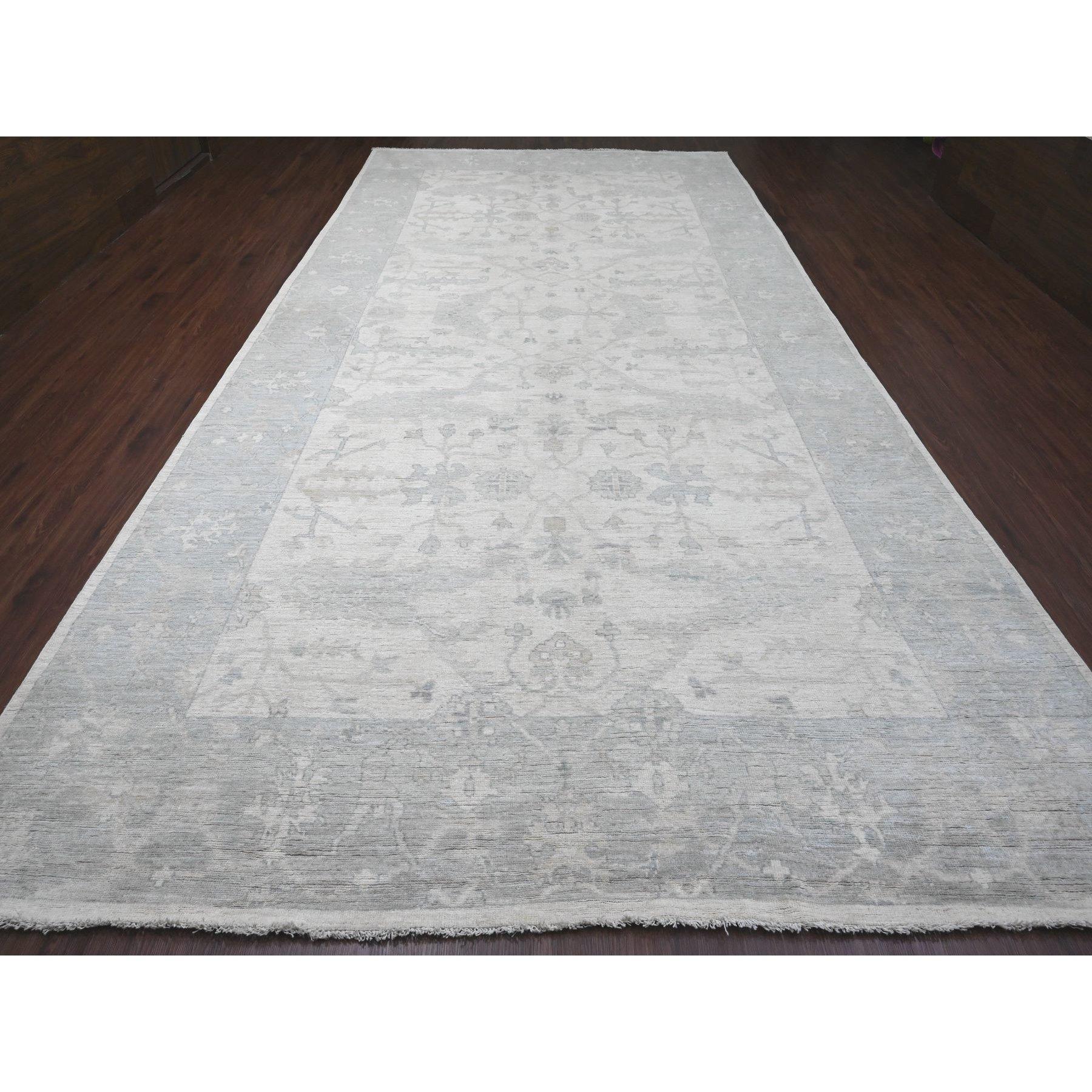 Chiffon Weiß, Afghanischer Angora Oushak mit Rankenmuster, 100% Wolle, handgeknüpft, natürliche Farbstoffe, Galerieformat, lang und schmal, überdimensional, Läufer, Orientteppich
Primäre MATERIALIEN: Wolle
Latex: Kein Flor 
Höhe: 0,25 Zoll
Stil: