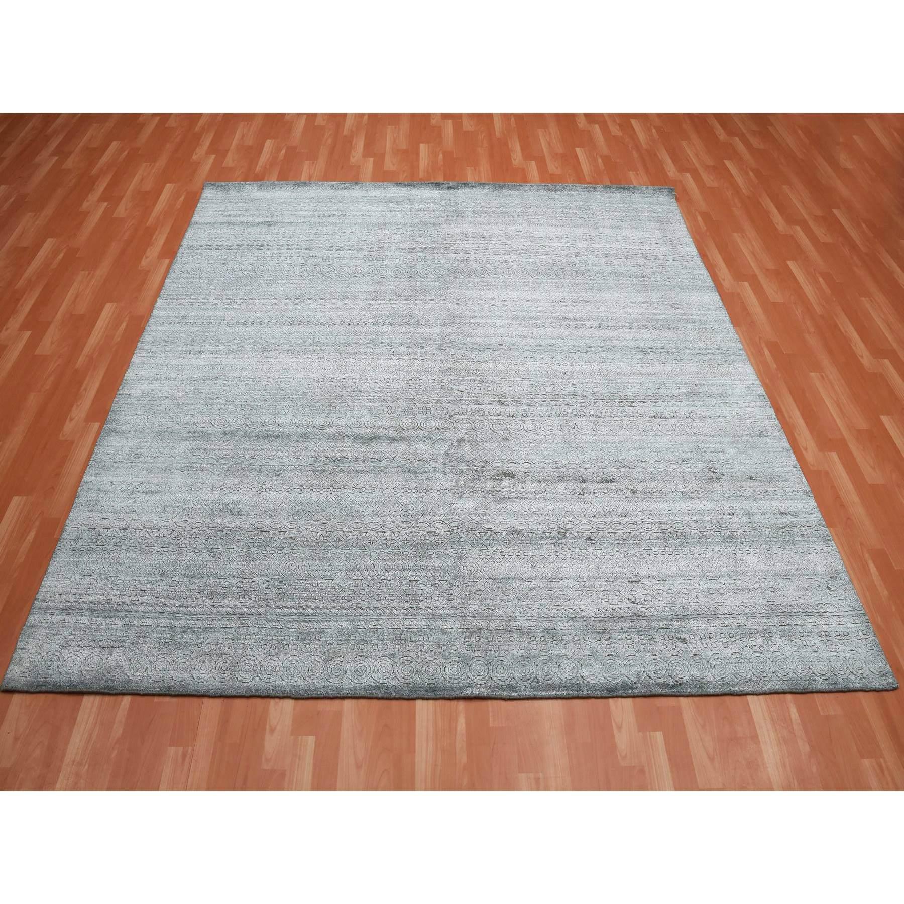 Dies ist eine wirklich echte one-of-a-kind grau, pflanzliche Seide, Transitional Design erhöhte Muster handgeknüpft, quadratische Orientteppich. Es wurde monatelang von erfahrenen Kunsthandwerkern in jahrhundertealten Webtechniken geknüpft.
Primäre