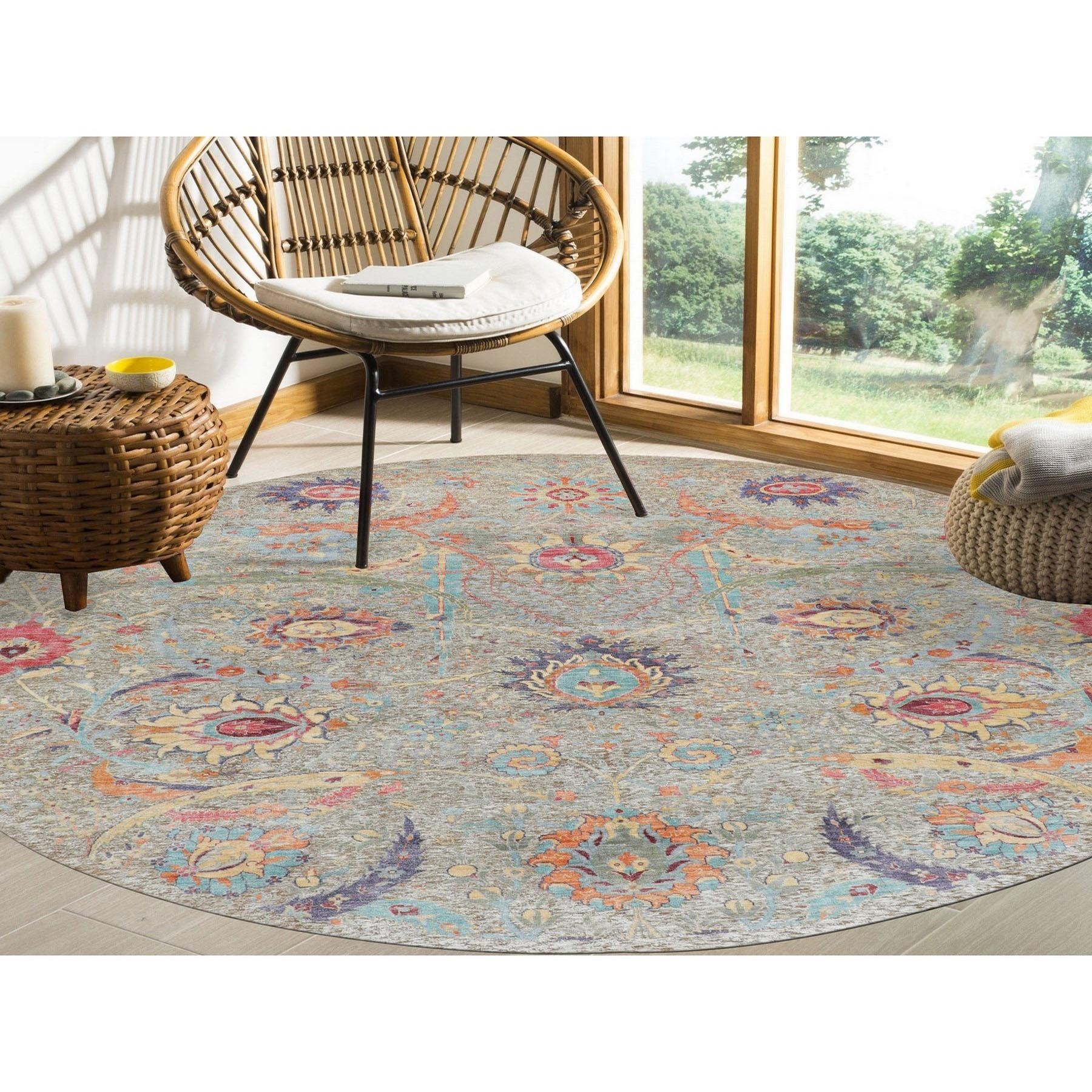 Questo è un autentico tappeto orientale Tan Round Sickle Leaf Design in seta con lana testurizzata annodata a mano. È stato annodato per mesi e mesi secondo le secolari tecniche di tessitura persiana da esperti artigiani.
Materiali primari: Lana e