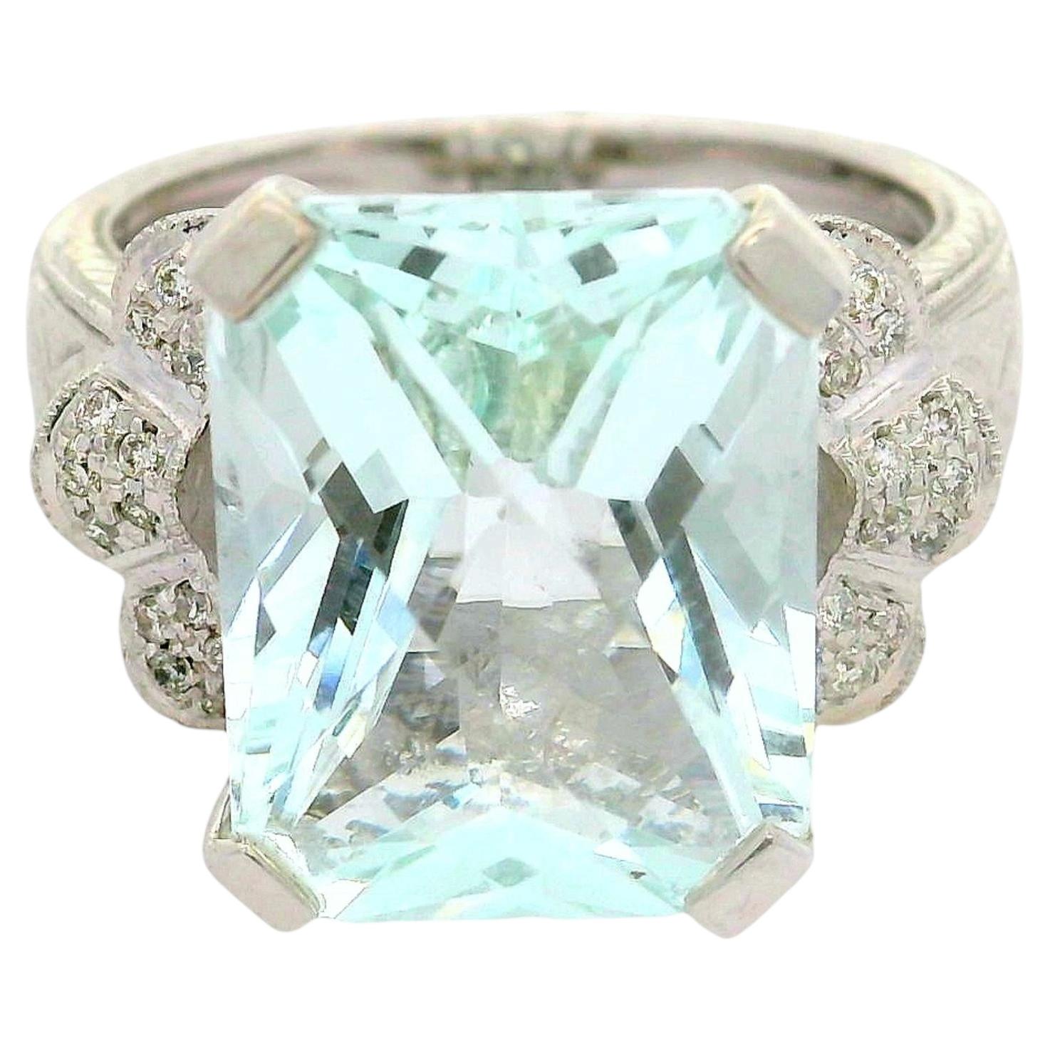 Ring aus 18 Karat Weißgold mit einem 8,11-Karat-Aquamarin und Diamanten