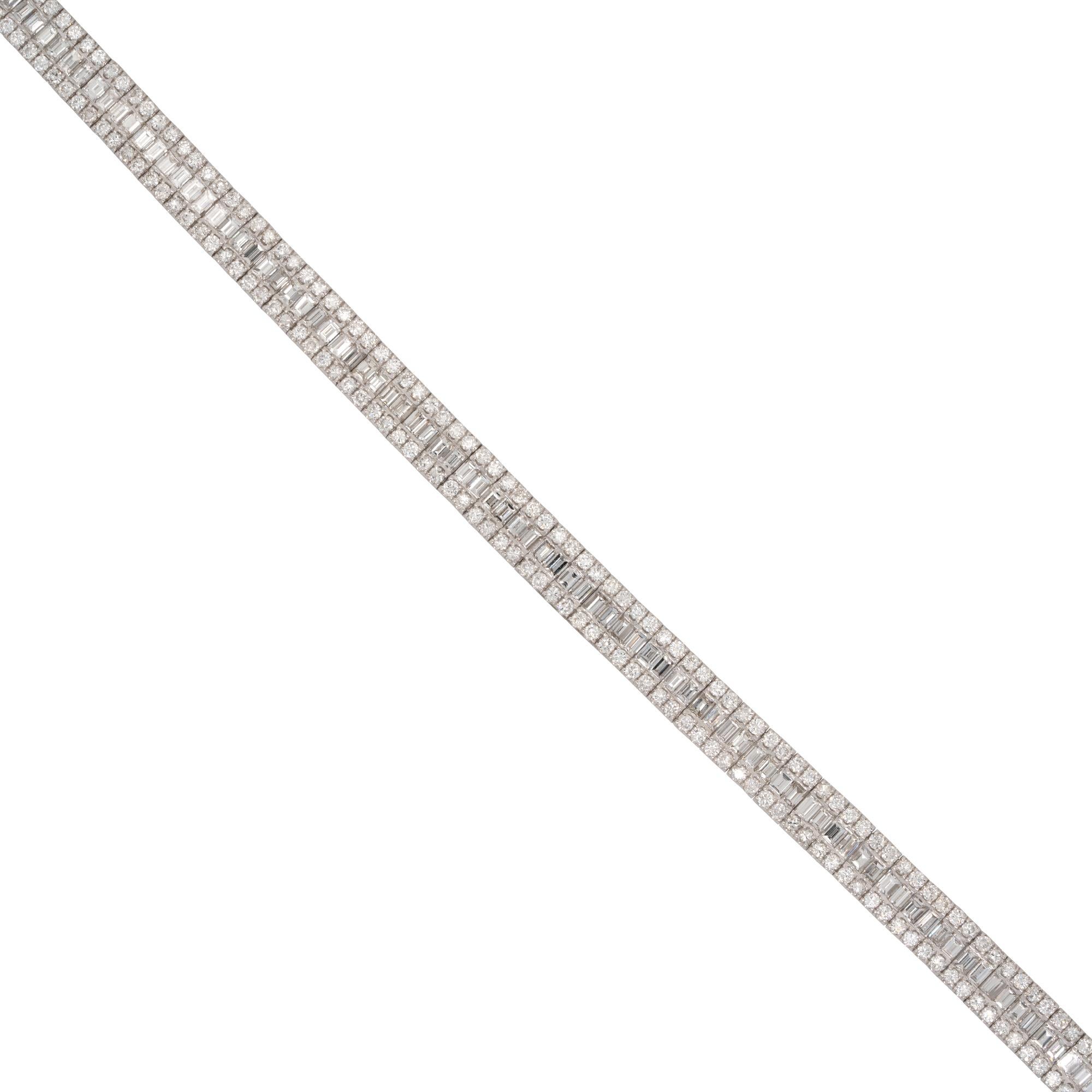 MATERIAL: 18k Weißgold
Diamant-Details: Ca. 8,11ctw von runden und Baguetteschliff Diamanten. Die Diamanten haben eine Farbe von G/H und eine Reinheit von VS.
Abmessungen: 7