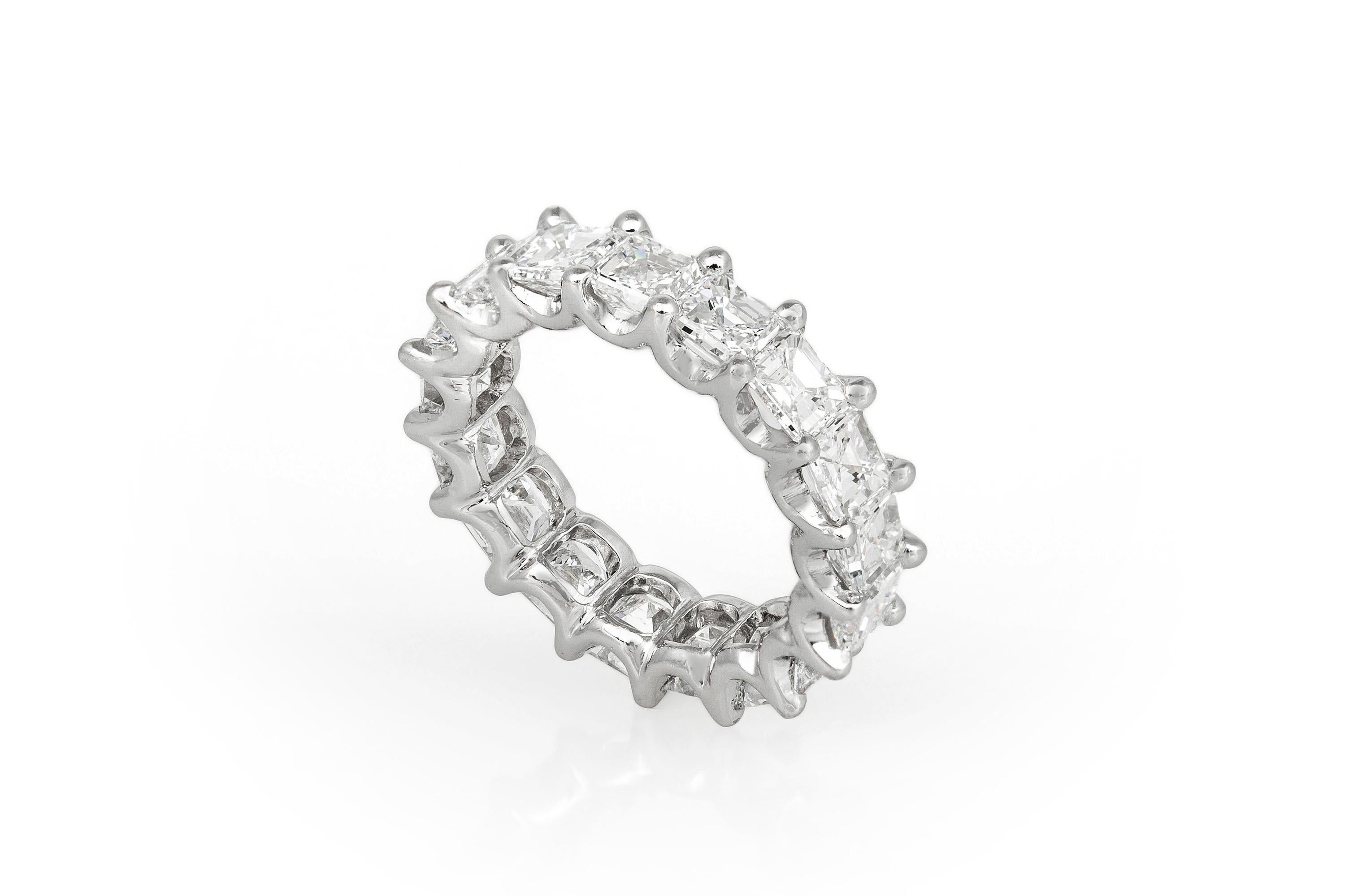 Finement réalisé en platine avec 16 diamants carrés de taille émeraude pesant au total environ 8,12 carats, couleur E, pureté VS1-VS2.
6 mm de large
Taille 5 1/2