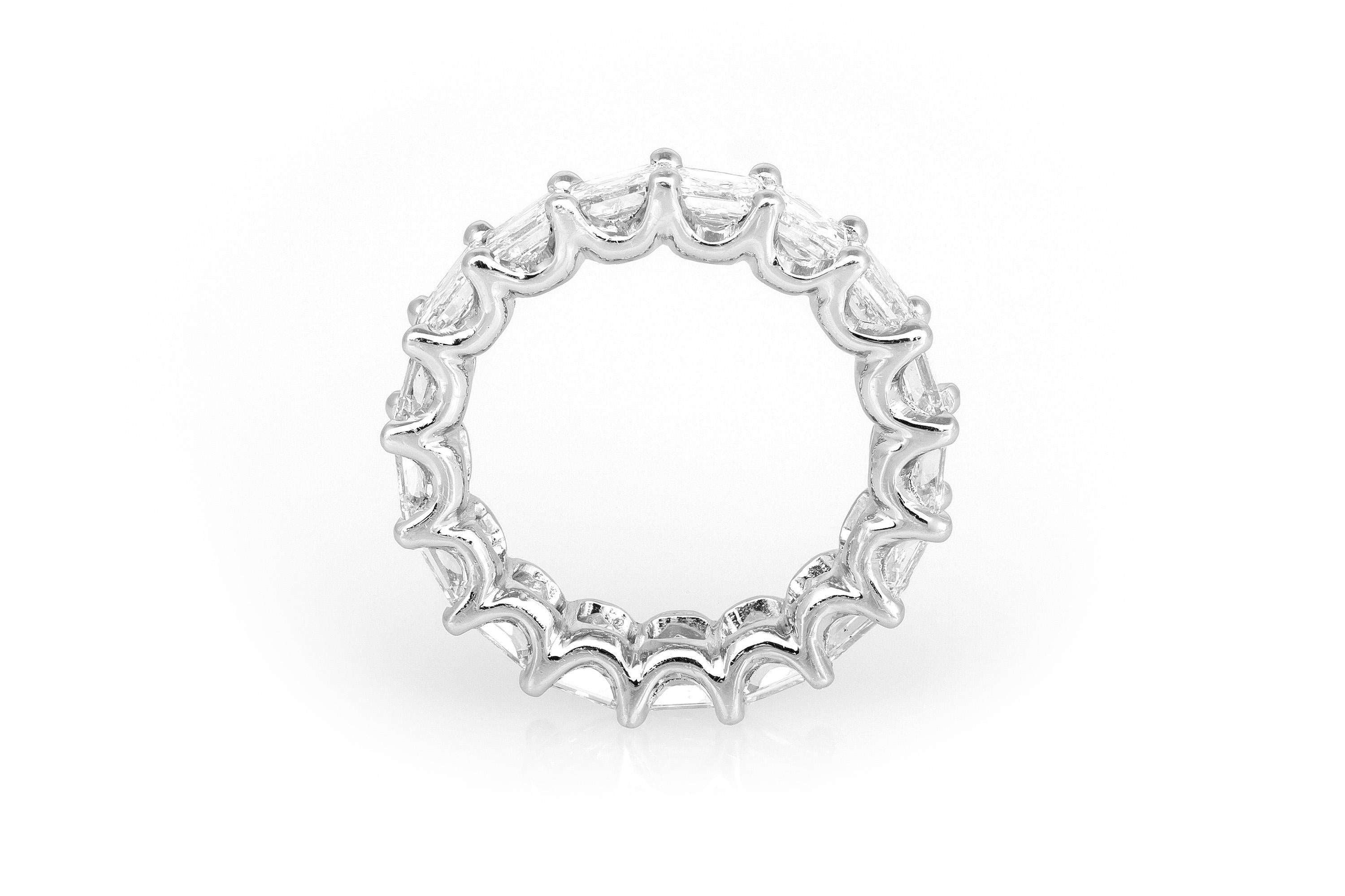 Taille émeraude Anneau d'éternité carré en diamant de taille émeraude de 8.12 carats en vente