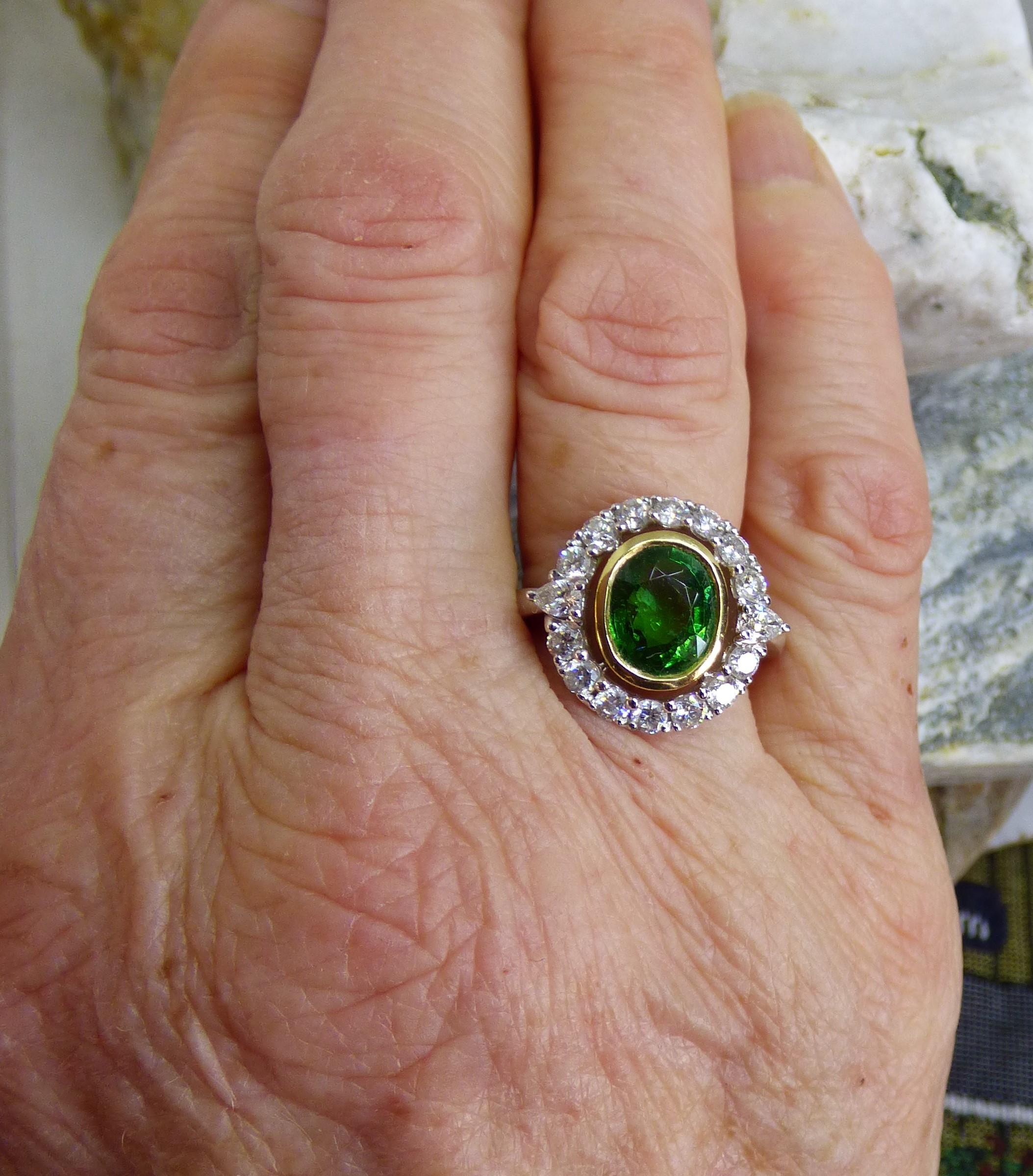 8.12ct Oval Tsavorite Garnet and Diamond Cluster Ring in 18K Gold In New Condition For Sale In Dublin, IE