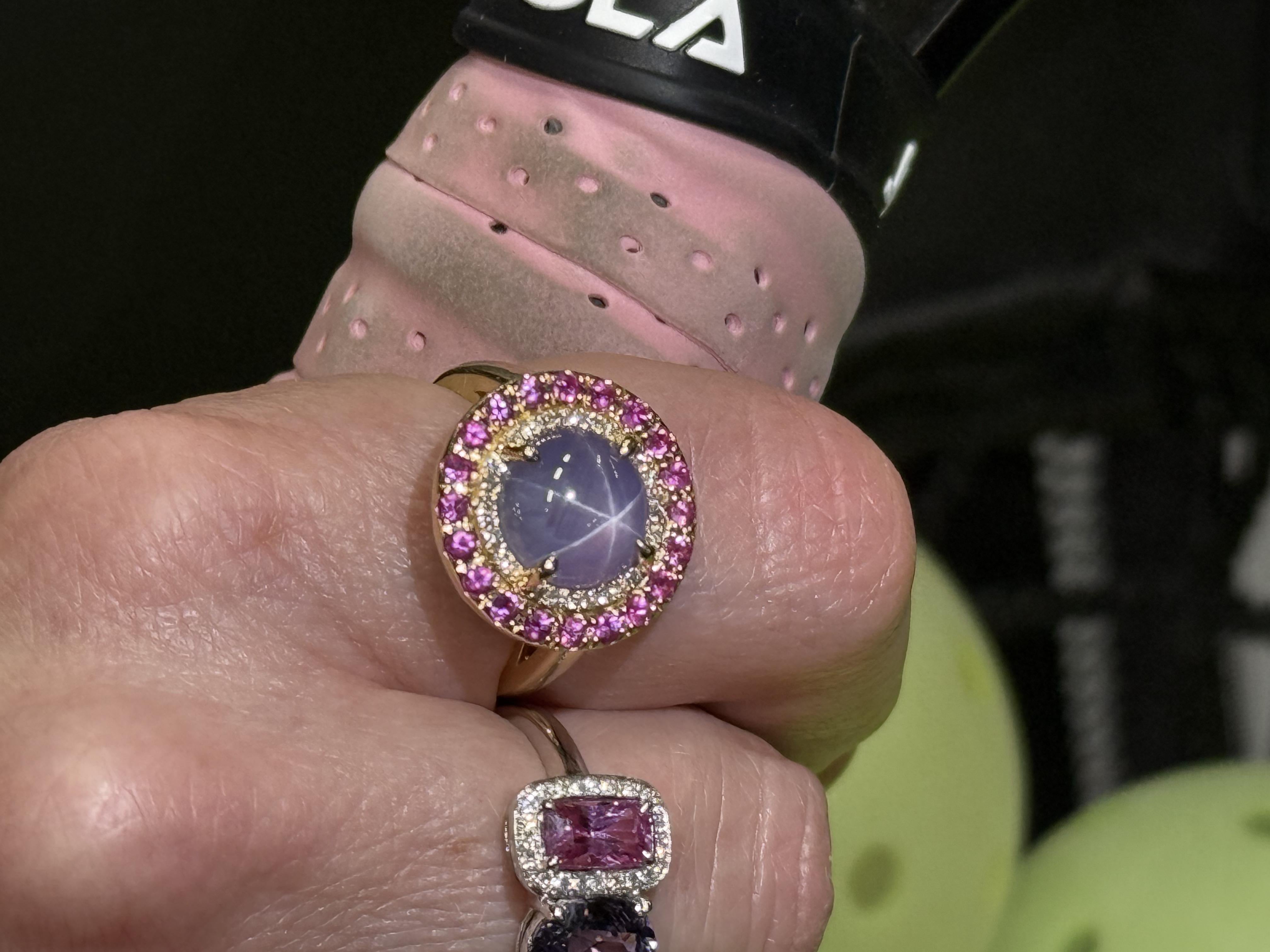 En venta: Anillo de Zafiro Estrella Violeta de 8,12 ct con Halo de Zafiro y Diamante en Oro de 18K  11