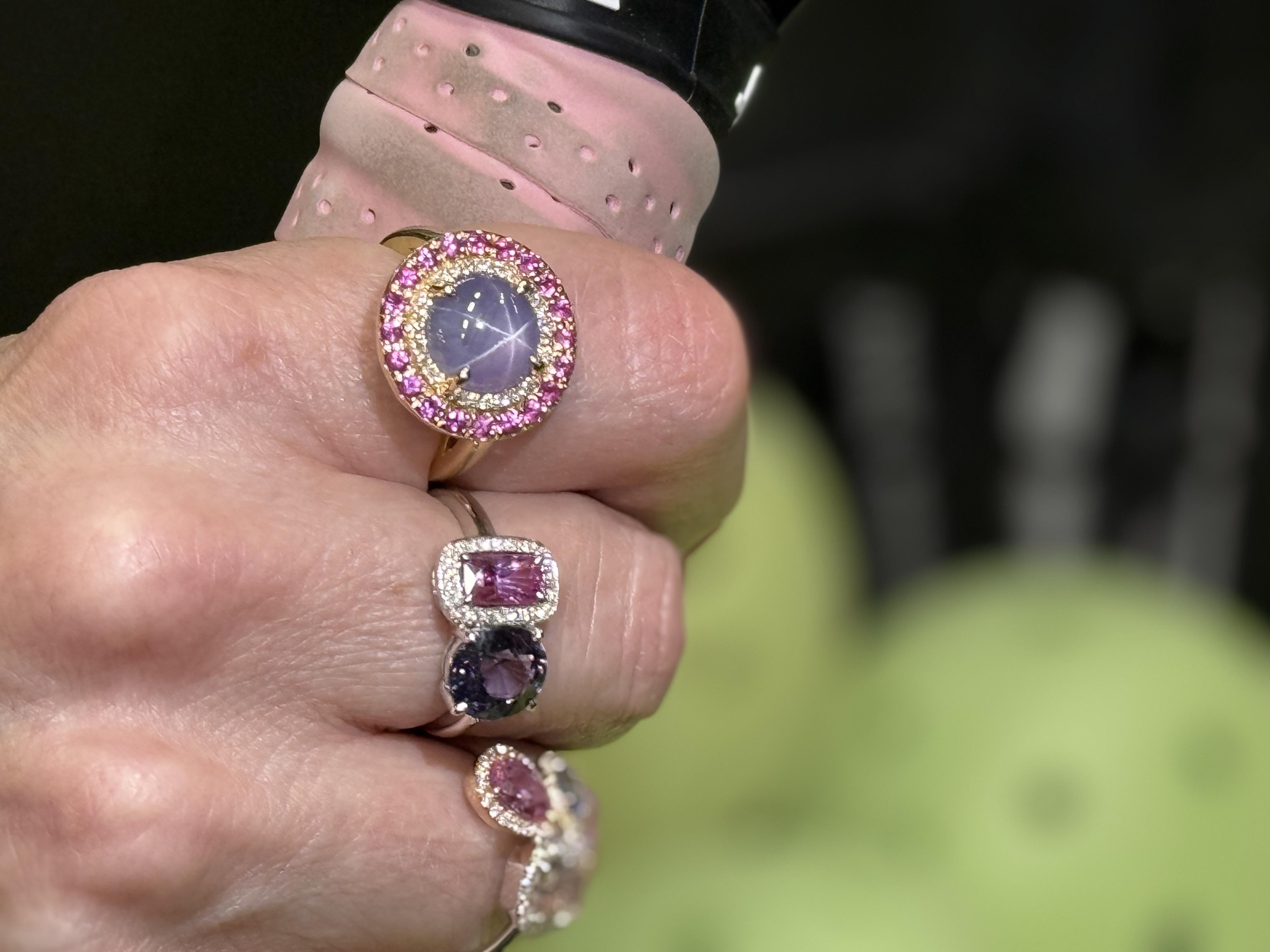 En venta: Anillo de Zafiro Estrella Violeta de 8,12 ct con Halo de Zafiro y Diamante en Oro de 18K  12