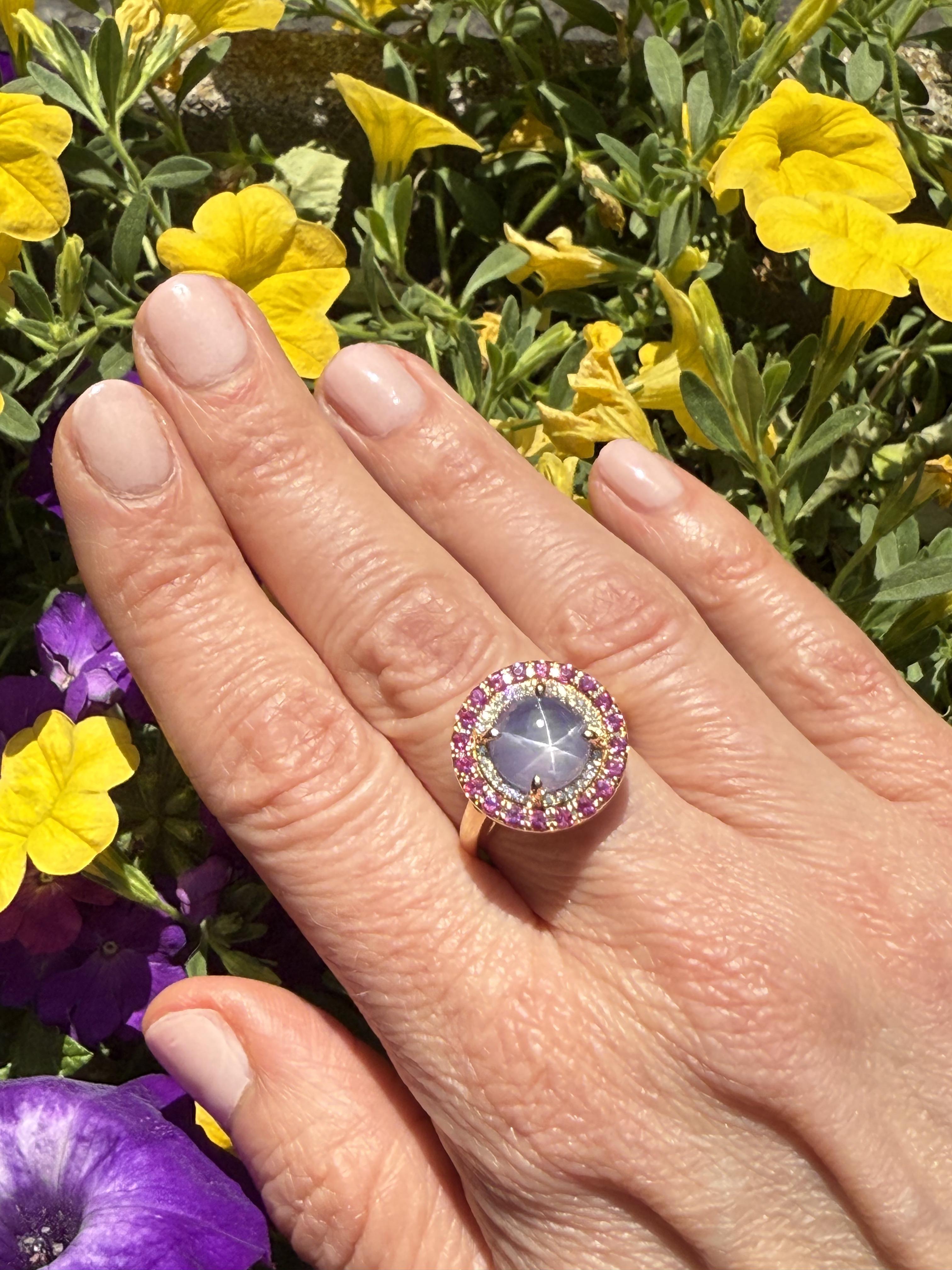 En venta: Anillo de Zafiro Estrella Violeta de 8,12 ct con Halo de Zafiro y Diamante en Oro de 18K  8