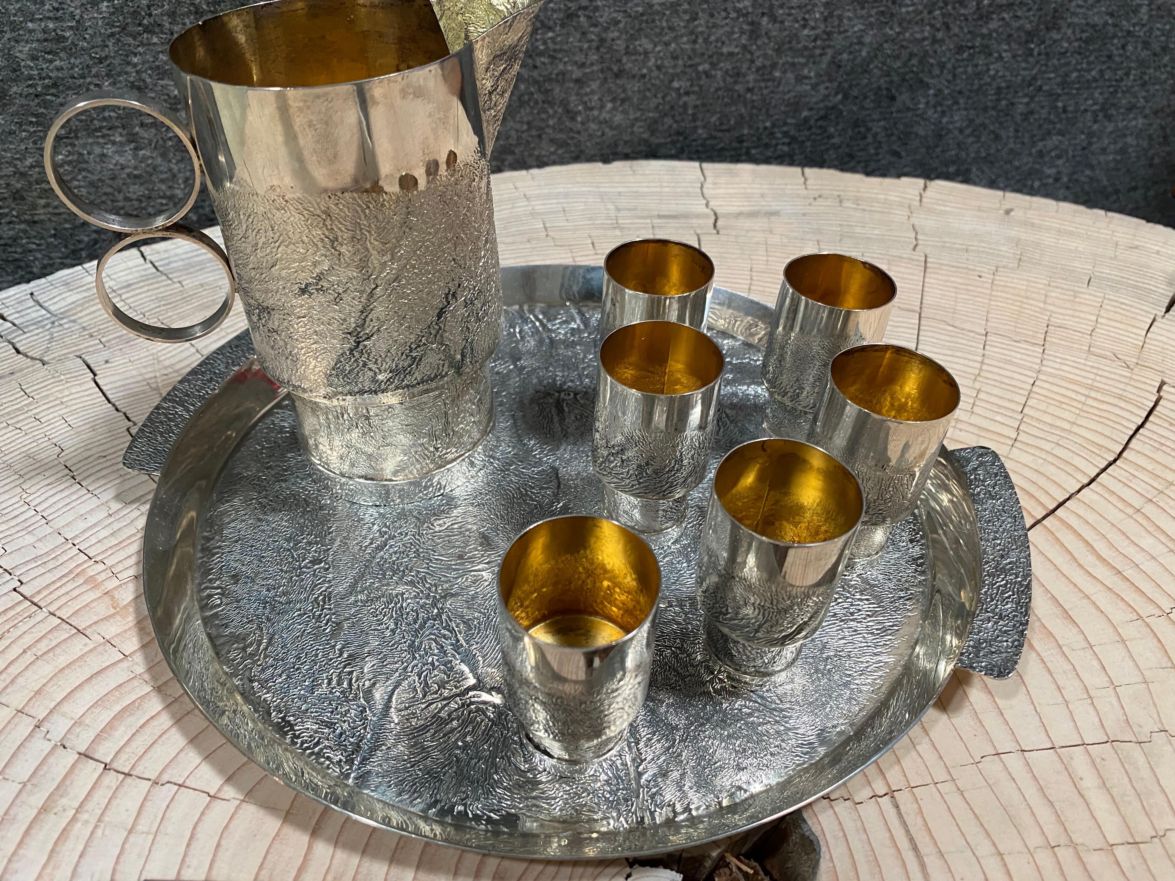 813 Silber Handmade Finnland 1974-75 Pekka Turtiainen Design Wodka Set.
Die Innenseiten der Gegenstände sind vergoldet.
Vintage-Satz aus Silber 
Ein echter Blickfang, der Mittelpunkt der Party. Das Cocktail-Set spiegelt den finnischen Geist von Eis