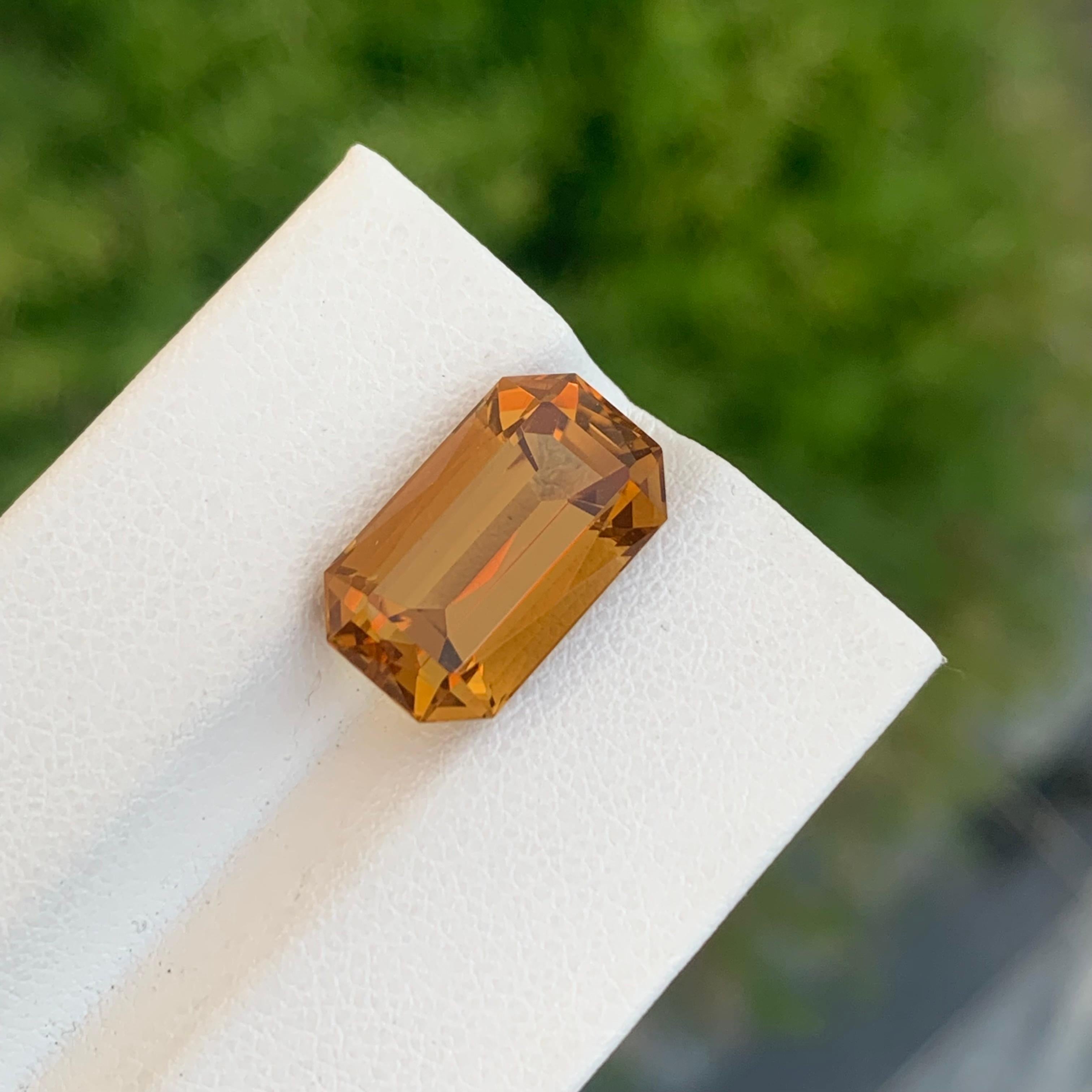 Loser Citrin
Gewicht: 8,15 Karat
Abmessung: 15.6 x 9.3 x 7.9 Mm
Herkunft: Brasilien
Farbe: Braun 
Behandlung: Nicht
Bescheinigung: Auf Anfrage
Die Form: Smaragd


Der Citrin, ein strahlender und vielseitiger Edelstein, verzaubert mit seinen warmen,