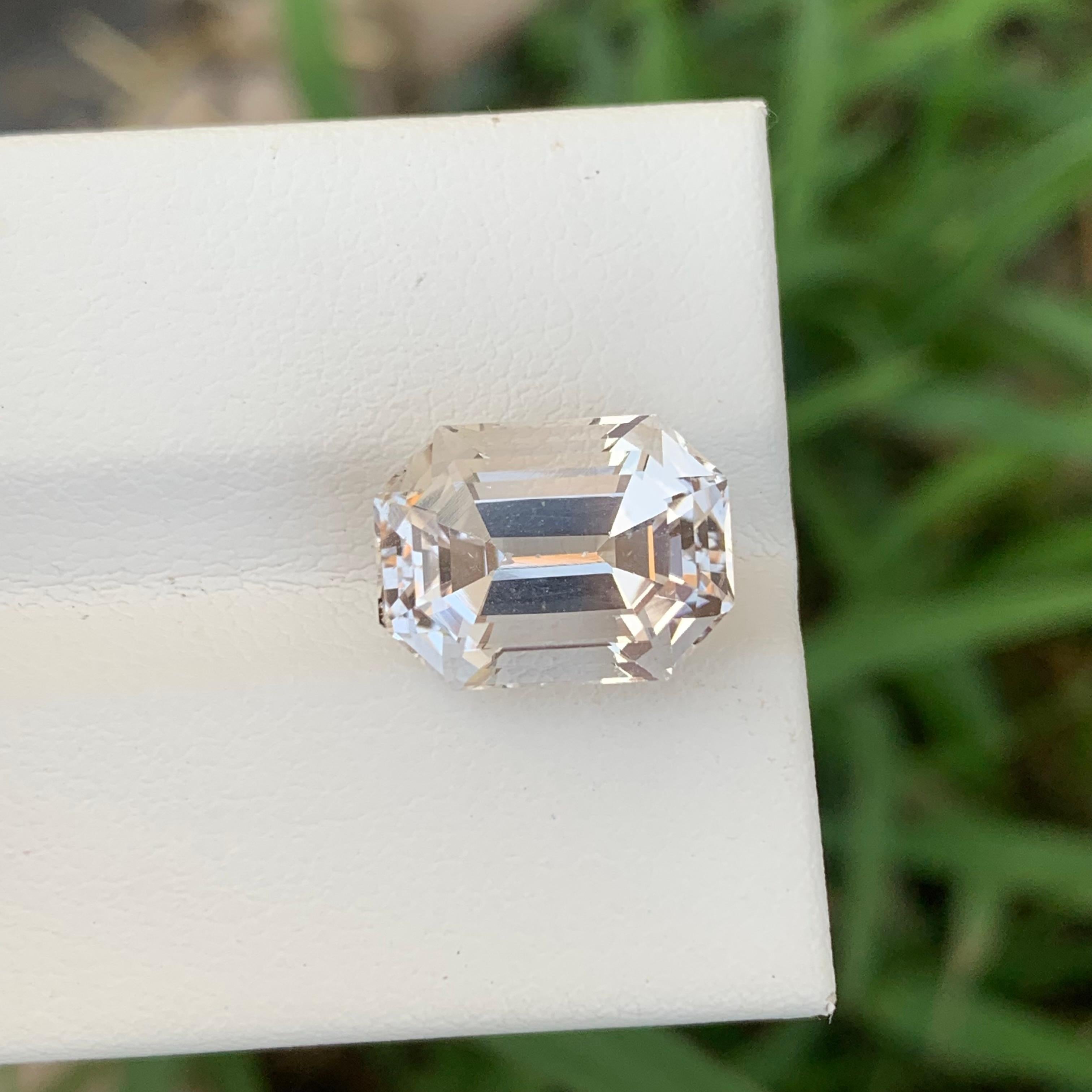Arts and Crafts Pierre précieuse taille octogonale, topaze dorée naturelle non sertie de 8,15 carats, de Skardu, Pakistan en vente