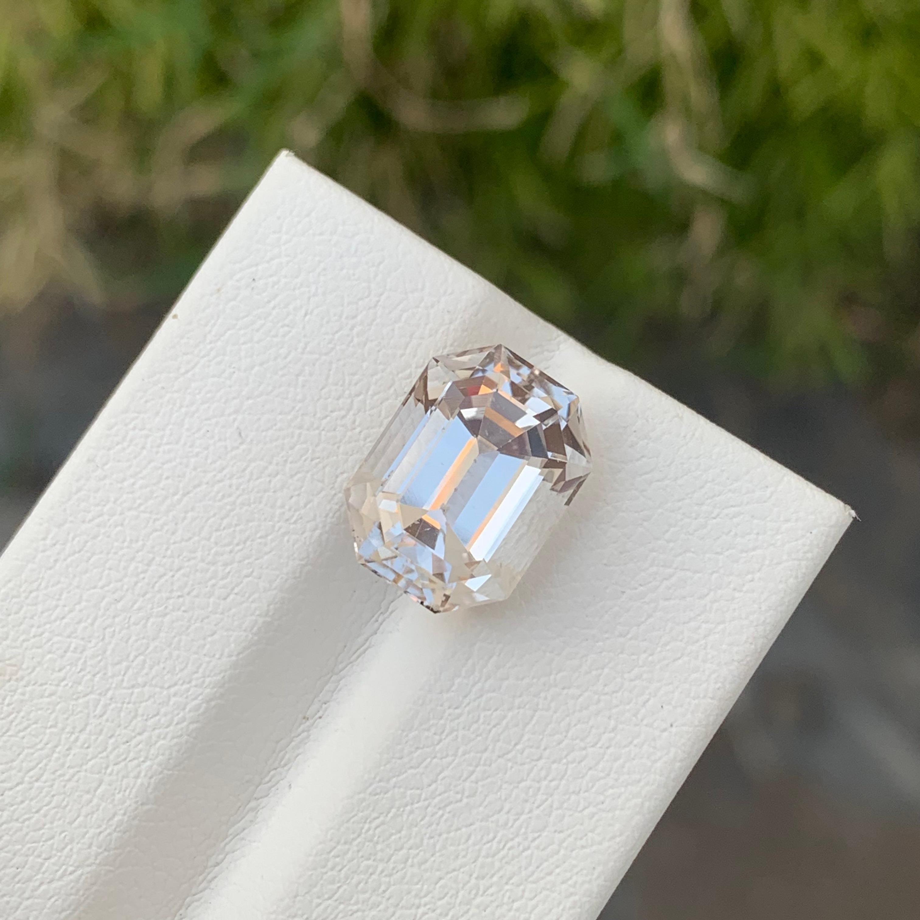 Pierre précieuse taille octogonale, topaze dorée naturelle non sertie de 8,15 carats, de Skardu, Pakistan Unisexe en vente
