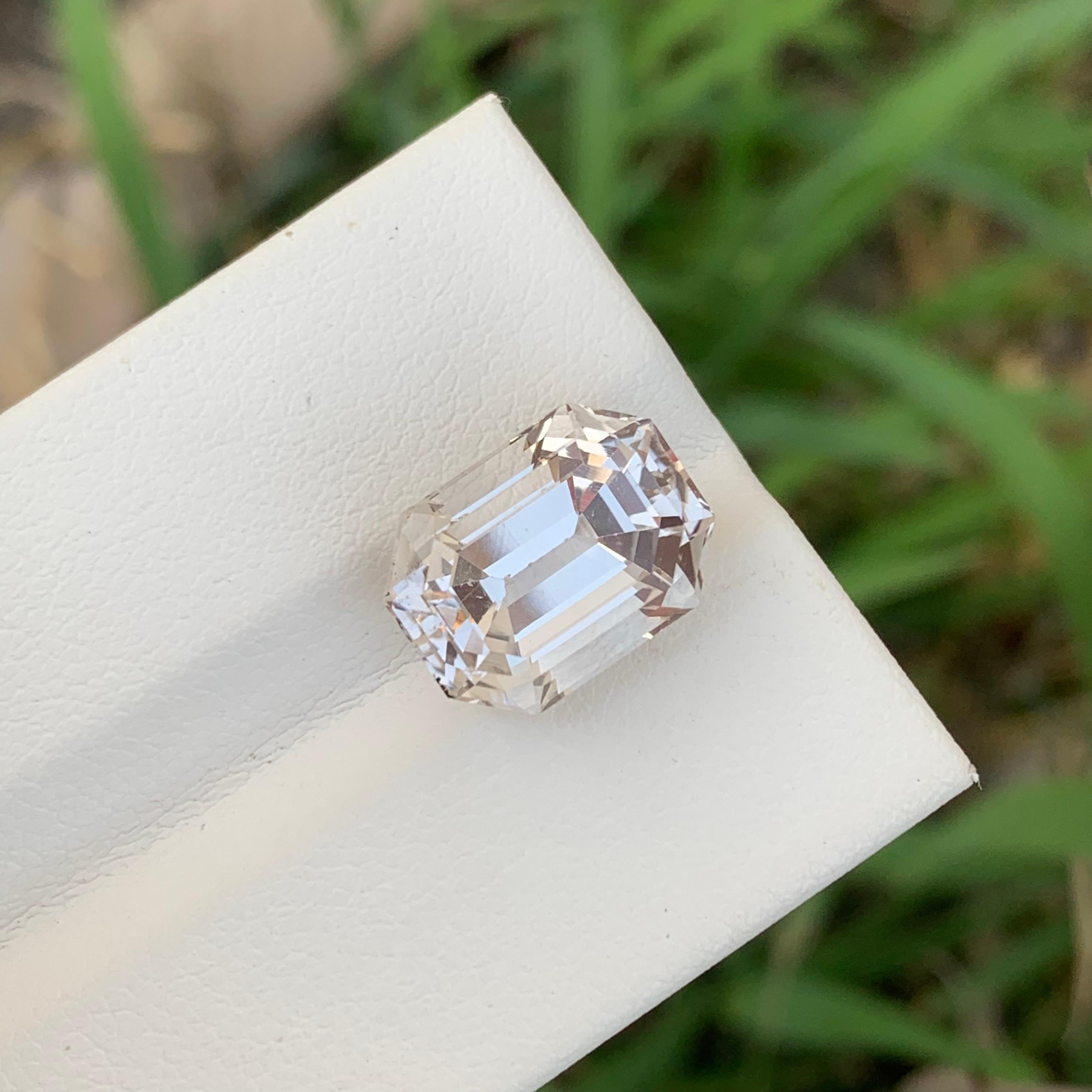 Pierre précieuse taille octogonale, topaze dorée naturelle non sertie de 8,15 carats, de Skardu, Pakistan en vente 1