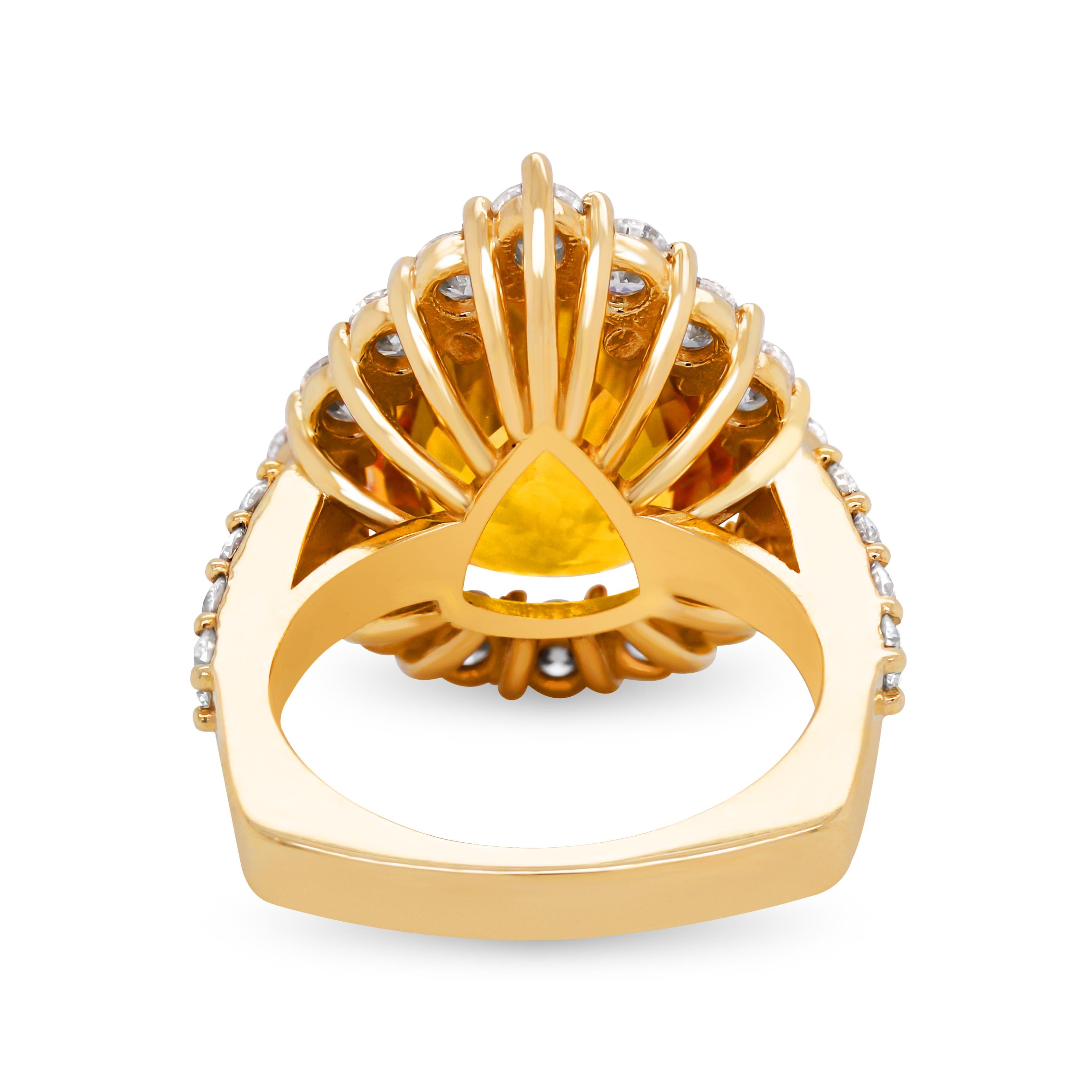8,15 Karat birnenförmiger orangefarbener Saphir 18 Karat Gelbgold Diamant Cocktail-Ring im Zustand „Neu“ im Angebot in Boca Raton, FL