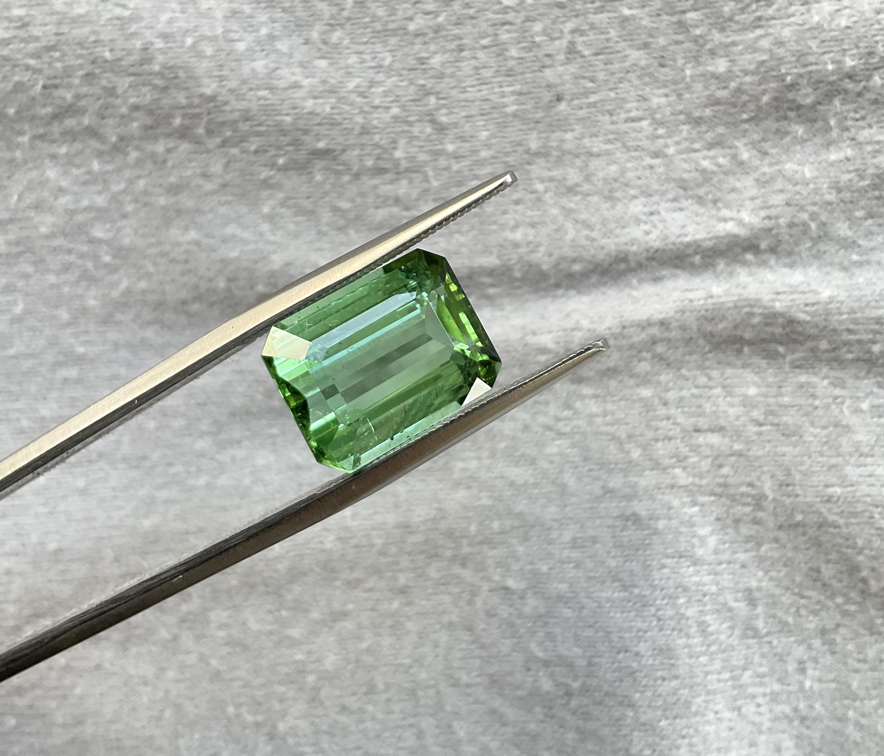 Pierre naturelle de taille supérieure, tourmaline verte octogonale facettée de 8.15 carats Unisexe en vente