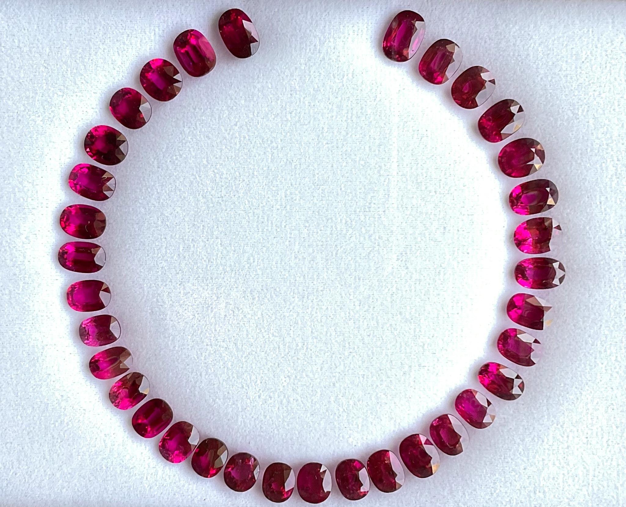 da uomo o donna 81.50 Carati Rubellite Layout Ovale Top Quality Per Gioielleria Gemma Naturale in vendita
