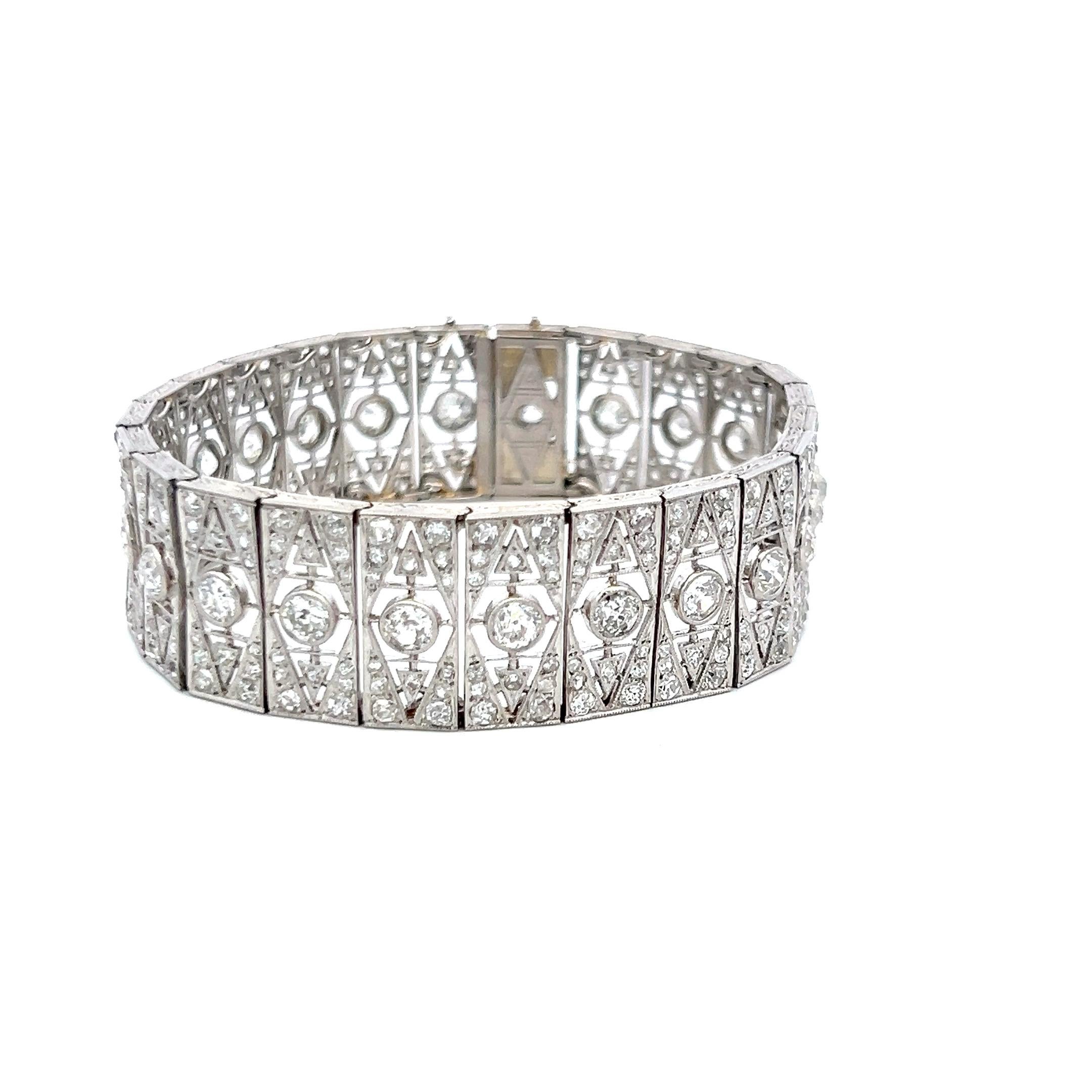 Título:
Pulsera Art-Deco de platino con diamantes talla europea antigua H VS2-SI1 de 8,16 quilates
Estilo:
Art-Deco
Metal:
Platino
Gema 1:
Diamante de 4,8 quilates
Número de piedras:
240
Color:
H
Claridad:
VS2
Forma:
Corte europeo antiguo
Gema