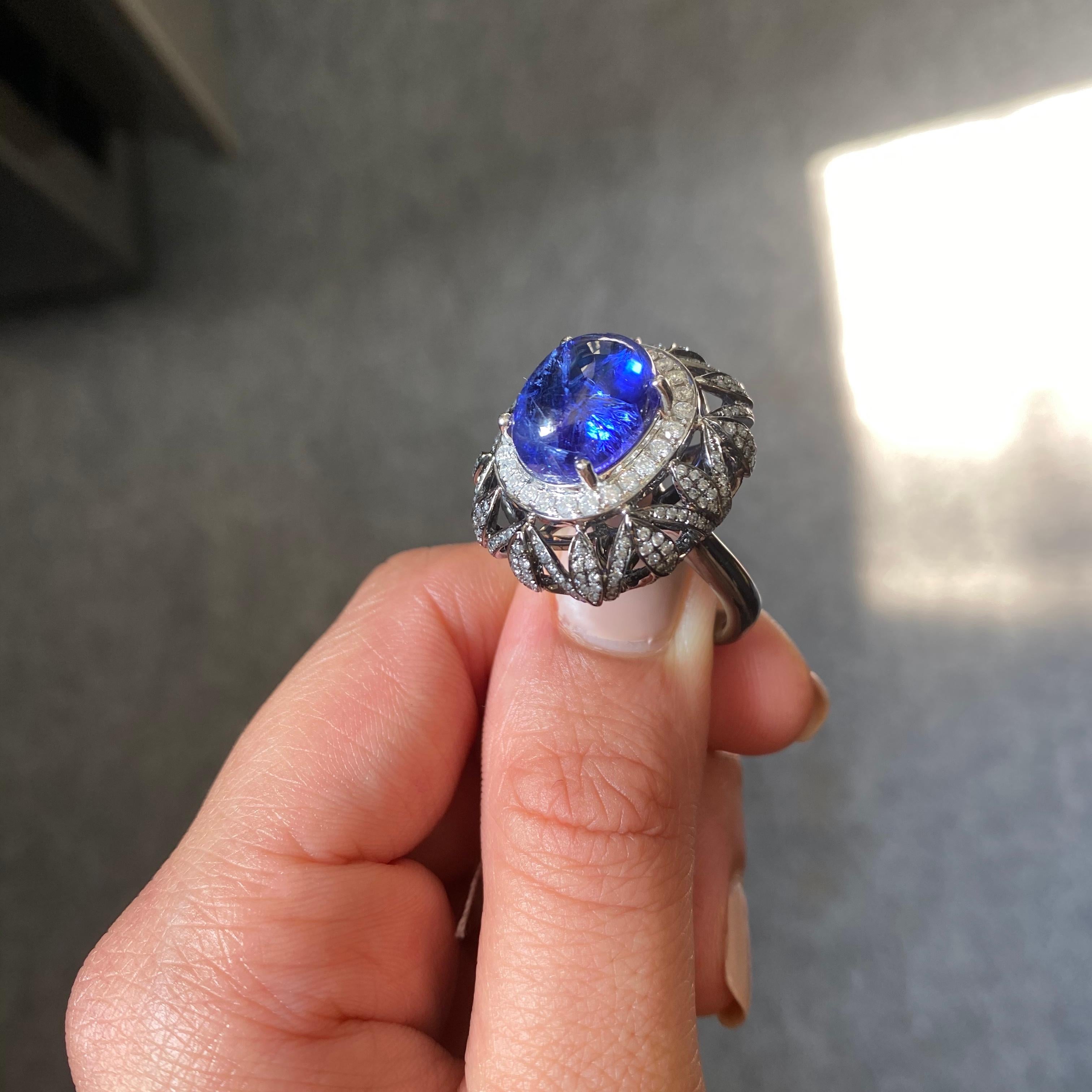 8.16 Carat Tanzanite Cabochon and Diamond 18K Gold Cocktail Ring In New Condition For Sale In Bangkok, Thailand