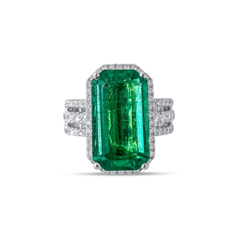 8.16 Ct Significant Emerald Solitaire and Brilliant Cut Diamond Trinity Ring In New Condition For Sale In Houston, TX