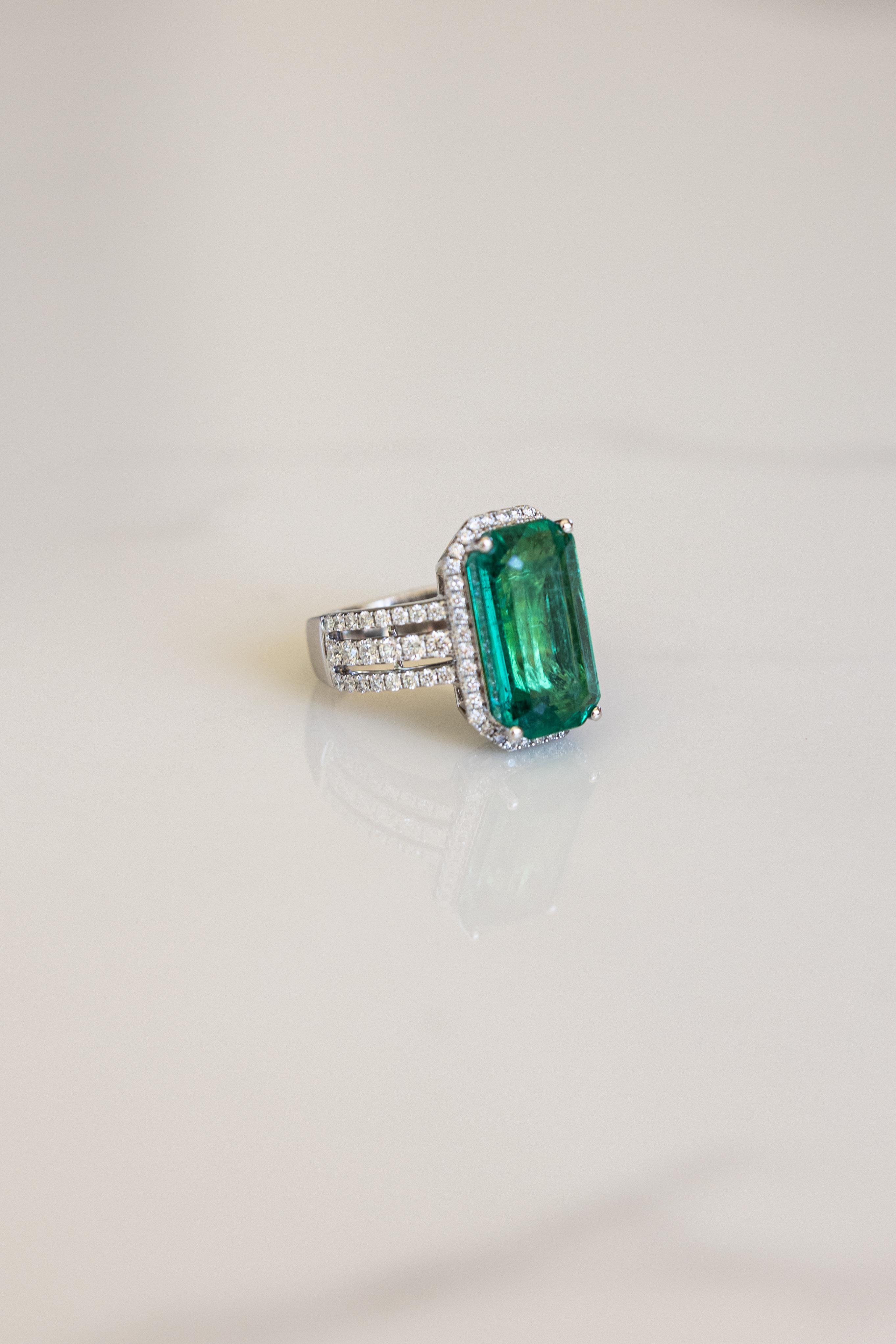 8.16 Ct Significant Emerald Solitaire and Brilliant Cut Diamond Trinity Ring In New Condition In Houston, TX