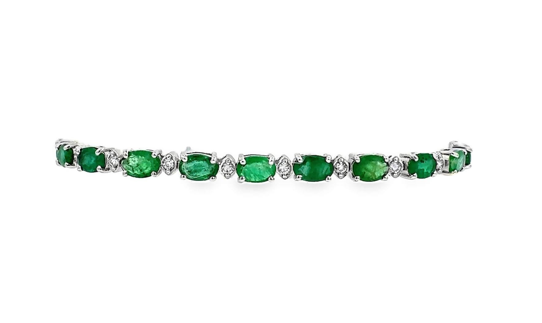 Artículo nº 8164

Pulsera de oro blanco de catorce quilates (14K) de berilo esmeralda natural y diamantes. En el centro de la pulsera hay montadas gemas de berilo esmeralda natural de talla brillante ovalada. 
Los diamantes redondos de talla