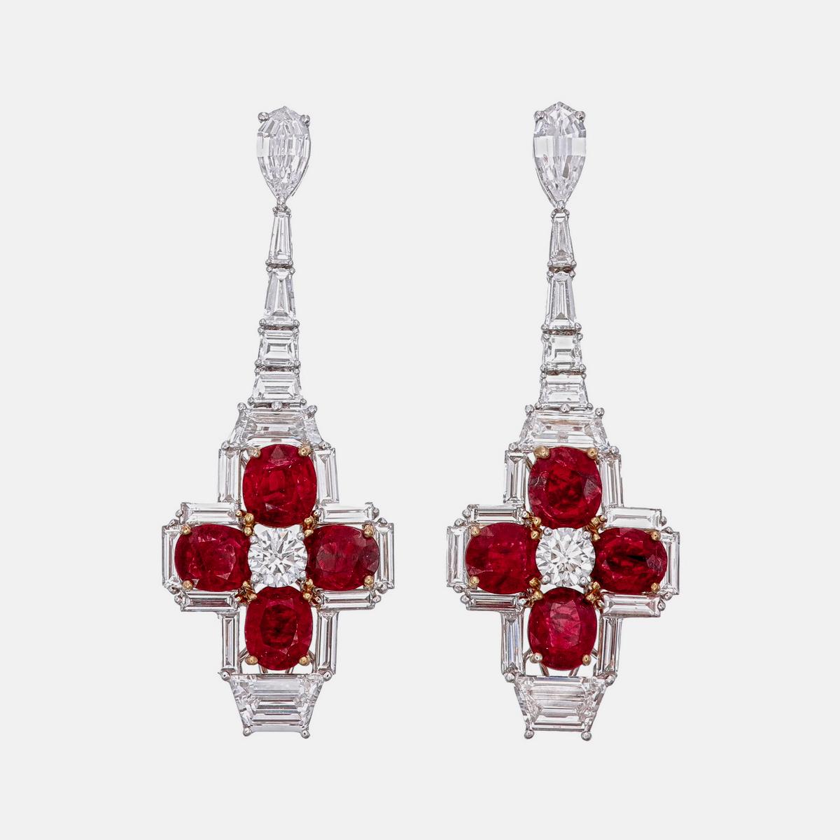 Gli eleganti orecchini con rubino birmano e diamanti di REWA jewels sono realizzati a mano in oro bianco 18 carati.

Ha 8 pezzi di rubini Burma No Heat del peso di 8,17 carati circa. Rubini di queste dimensioni e colore sono rari da trovare. 

Gli