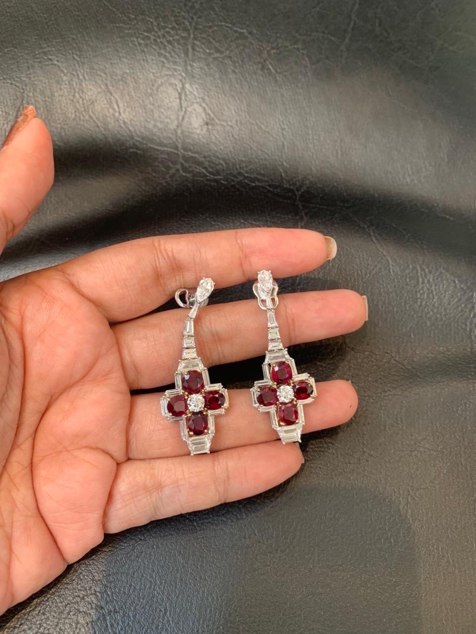 Orecchini con rubino di Birmania senza calore e diamanti da 8,17 carati in oro bianco da 18 carati In condizioni Nuovo in vendita a Bangkok, TH